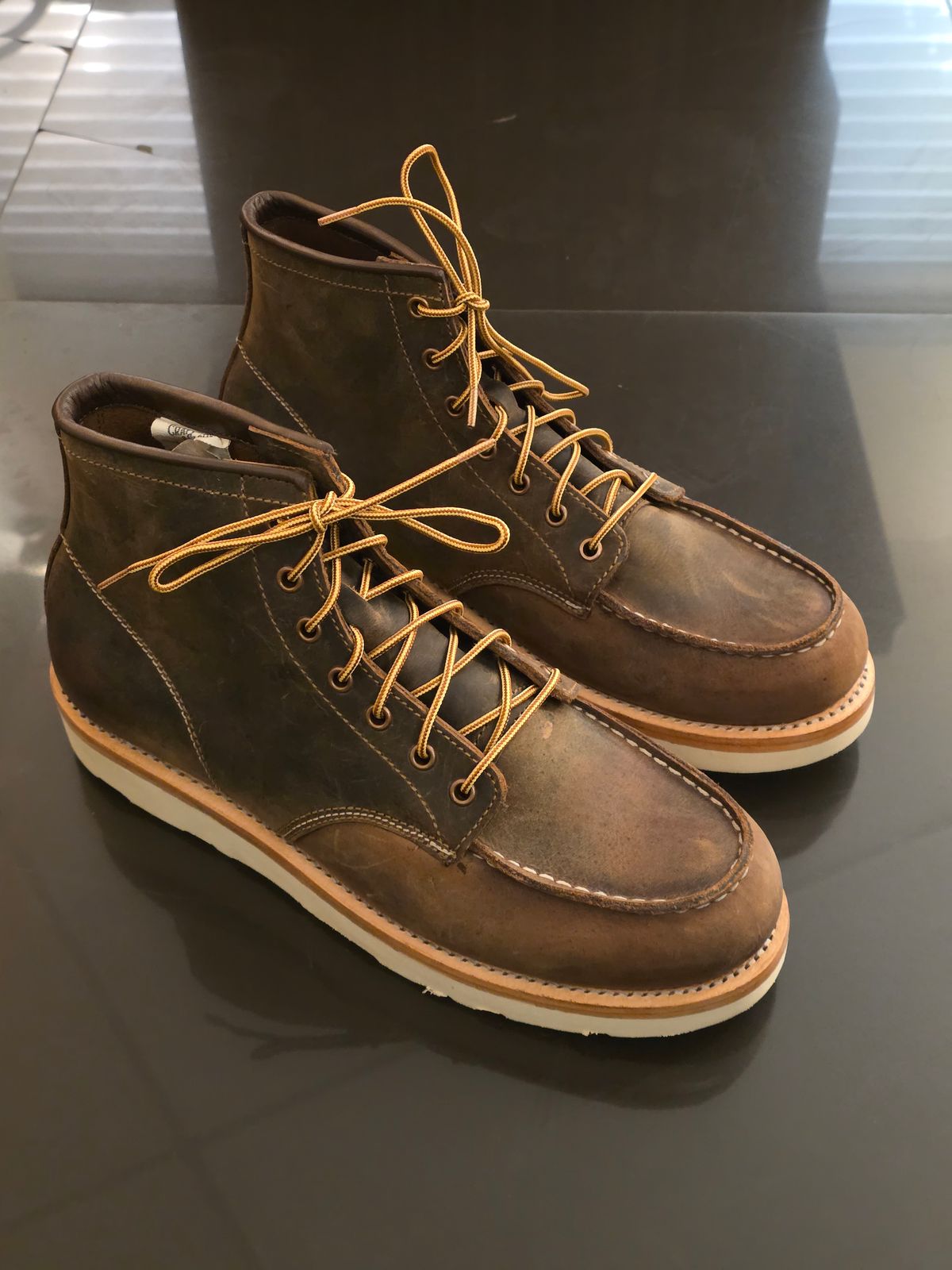 Photo by vishhh on September 17, 2025 of the Craft & Glory Craft & Glory Moc-Toe 6" in Full Grain Waxed Water Buffalo.