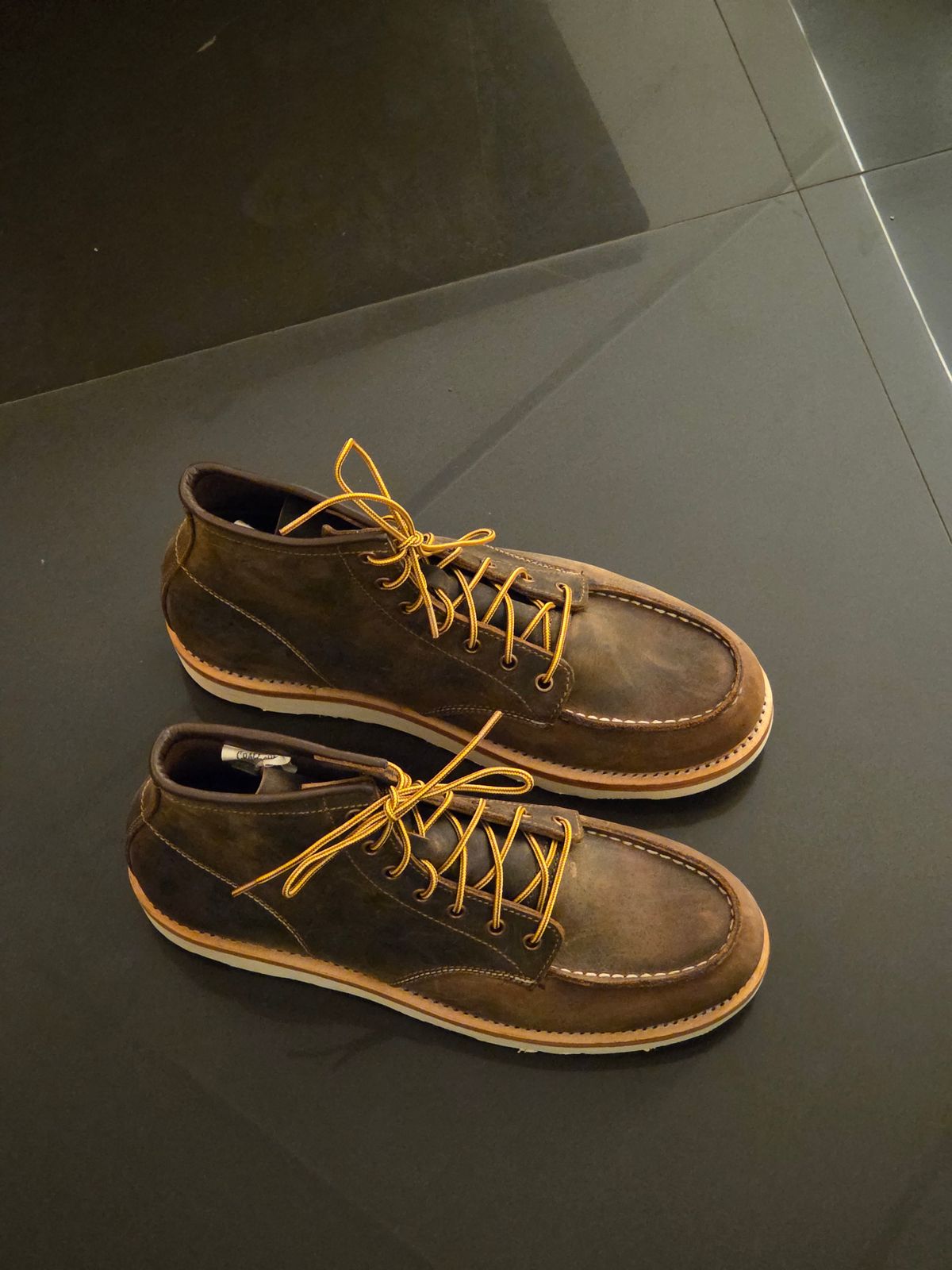 Photo by vishhh on September 17, 2025 of the Craft & Glory Craft & Glory Moc-Toe 6" in Full Grain Waxed Water Buffalo.