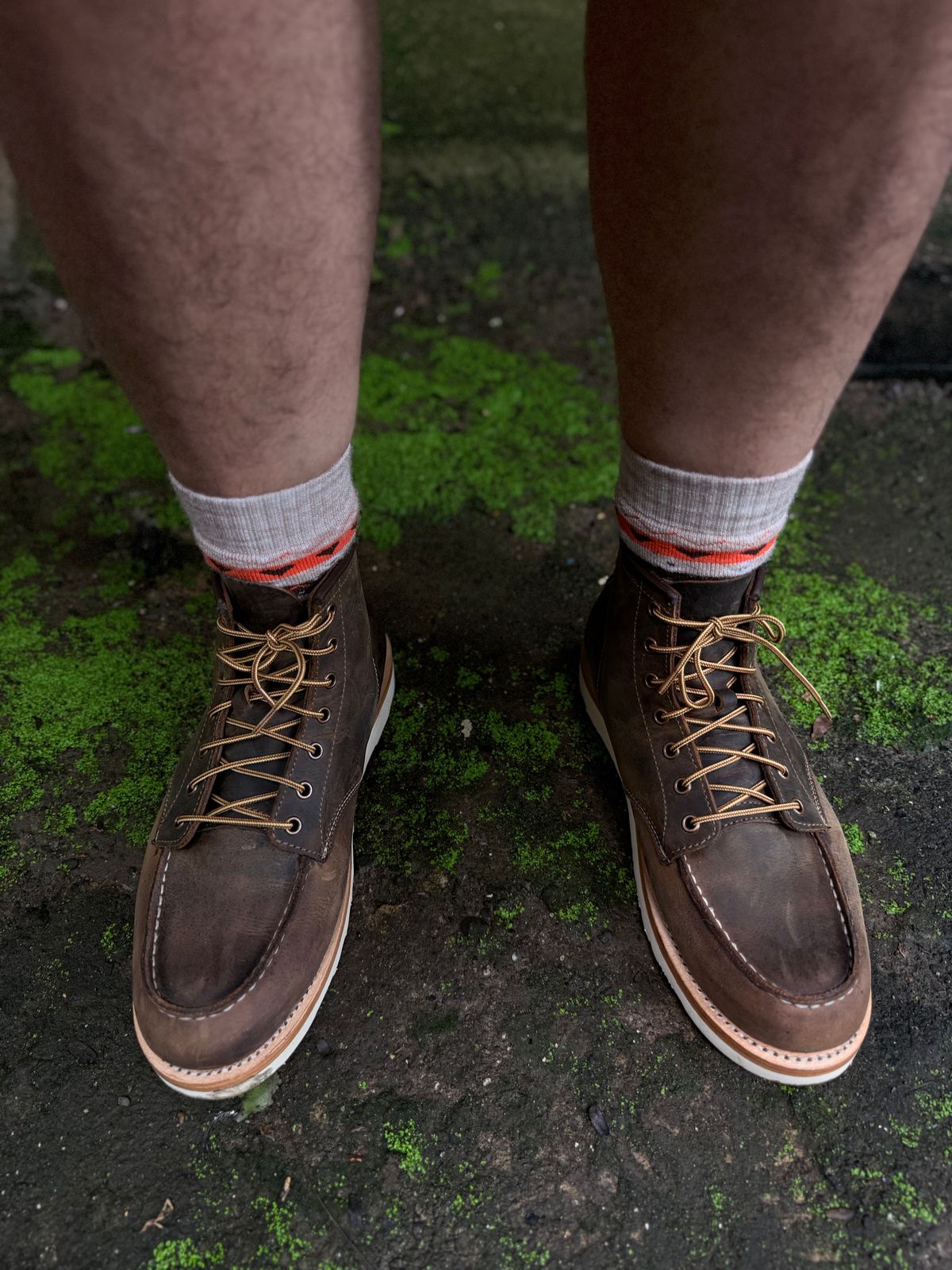 Photo by vishhh on September 18, 2025 of the Craft & Glory Craft & Glory Moc-Toe 6" in Full Grain Waxed Water Buffalo.