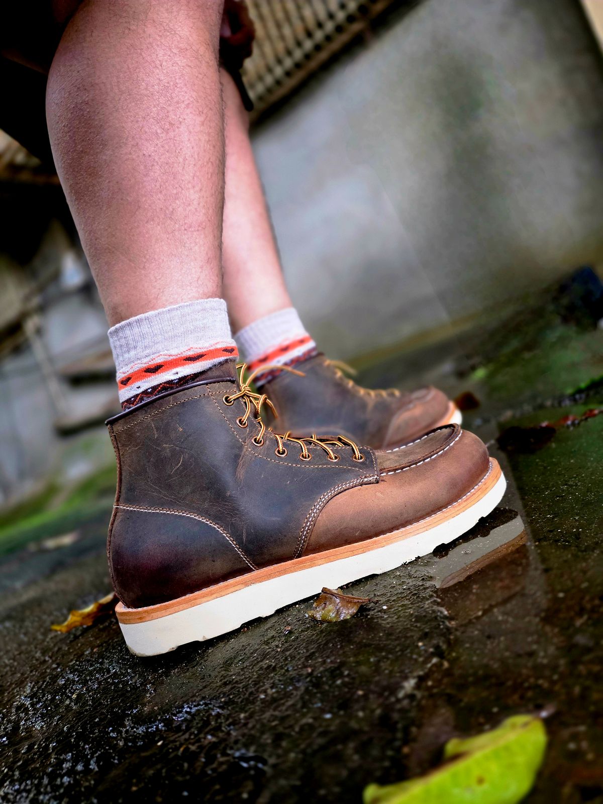 Photo by vishhh on September 18, 2025 of the Craft & Glory Craft & Glory Moc-Toe 6" in Full Grain Waxed Water Buffalo.