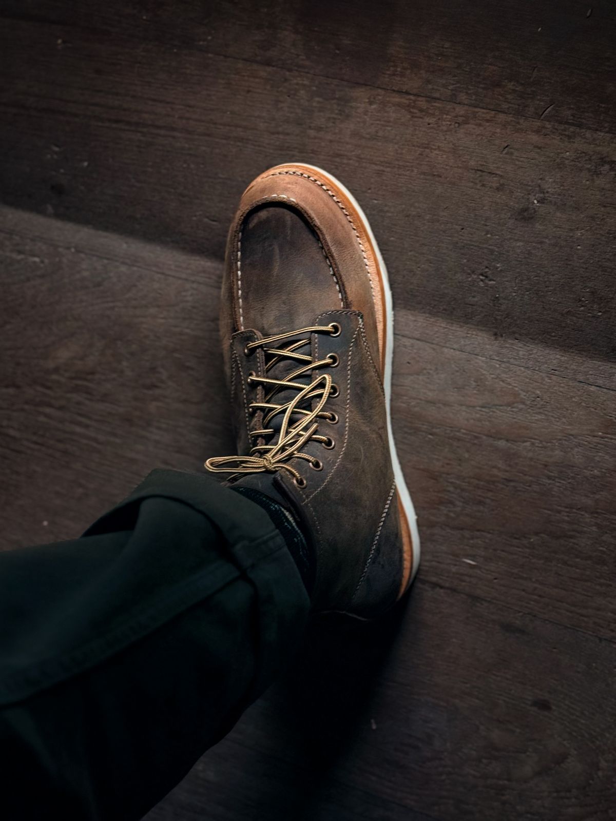 Photo by vishhh on September 27, 2025 of the Craft & Glory Craft & Glory Moc-Toe 6" in Full Grain Waxed Water Buffalo.