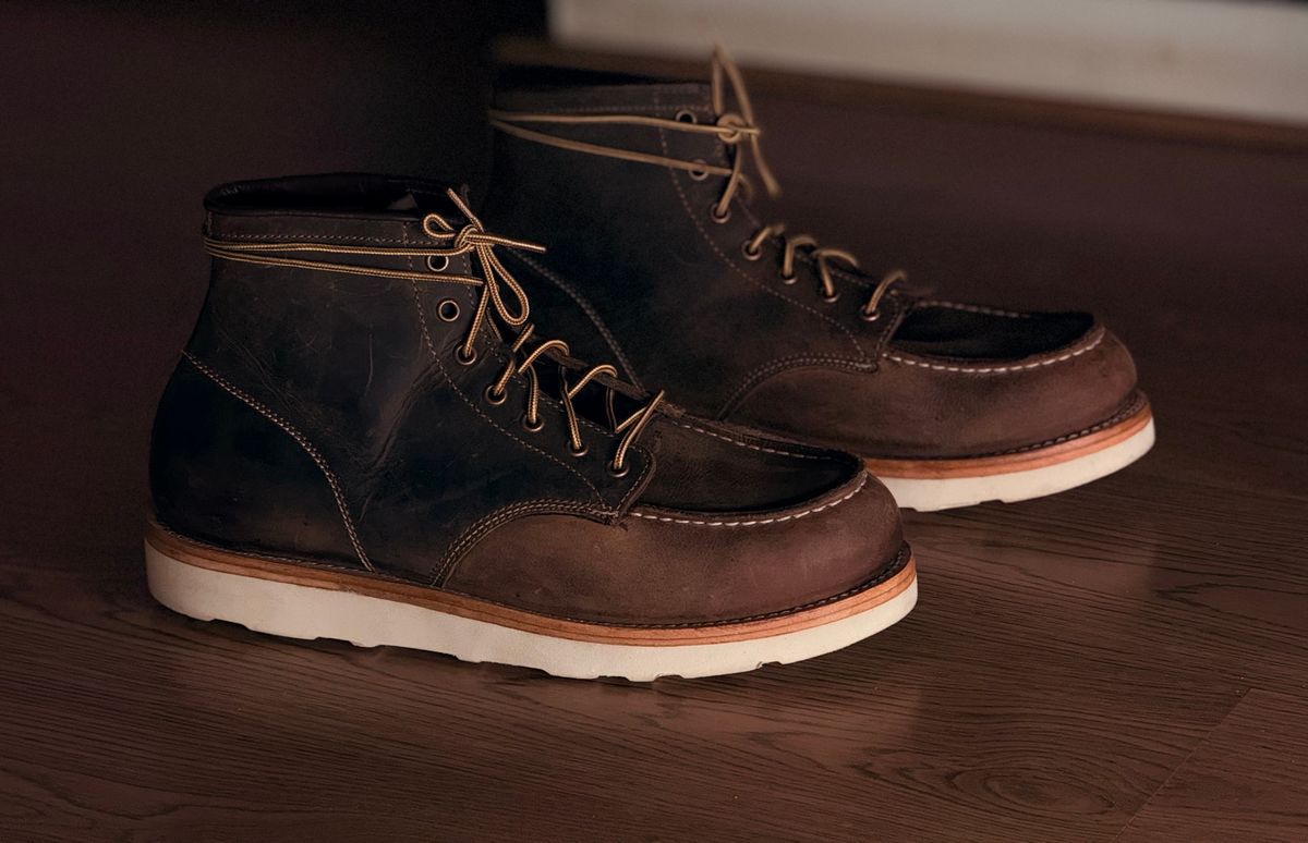 Photo by vishhh on September 30, 2025 of the Craft & Glory Craft & Glory Moc-Toe 6" in Full Grain Waxed Water Buffalo.