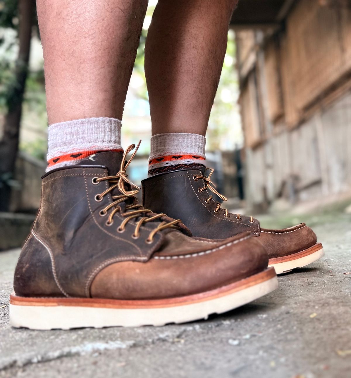 Photo by vishhh on November 20, 2025 of the Craft & Glory Craft & Glory Moc-Toe 6" in Full Grain Waxed Water Buffalo.