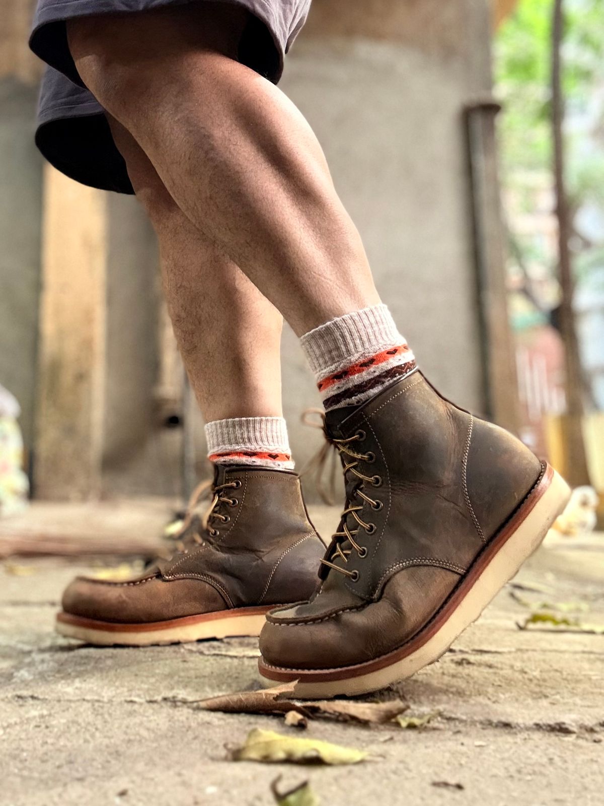 Photo by vishhh on February 15, 2026 of the Craft & Glory Craft & Glory Moc-Toe 6" in Full Grain Waxed Water Buffalo.