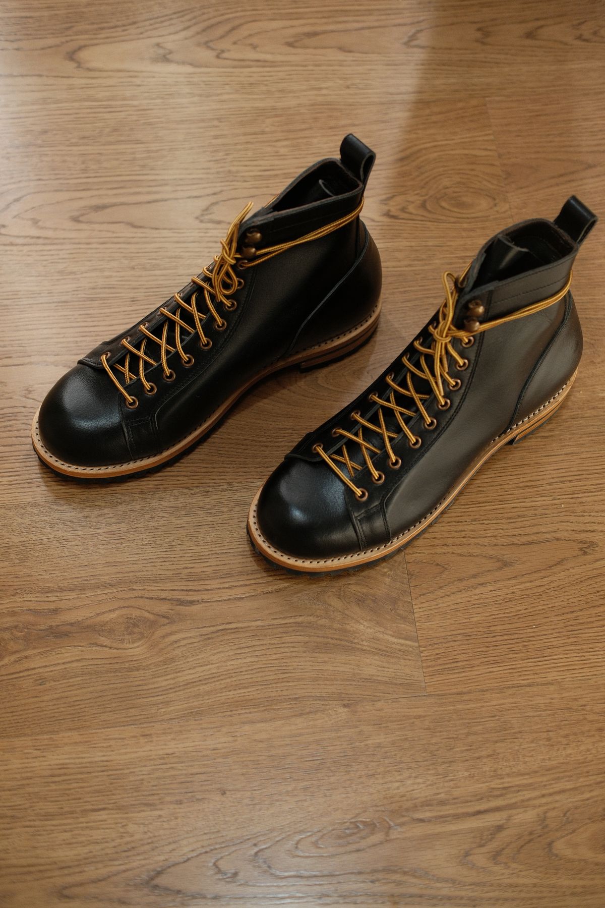 Photo by vishhh on September 16, 2025 of the Craft & Glory Craft & Glory / Monkey Boot 6” in Full Grain Waxed Water Buffalo.