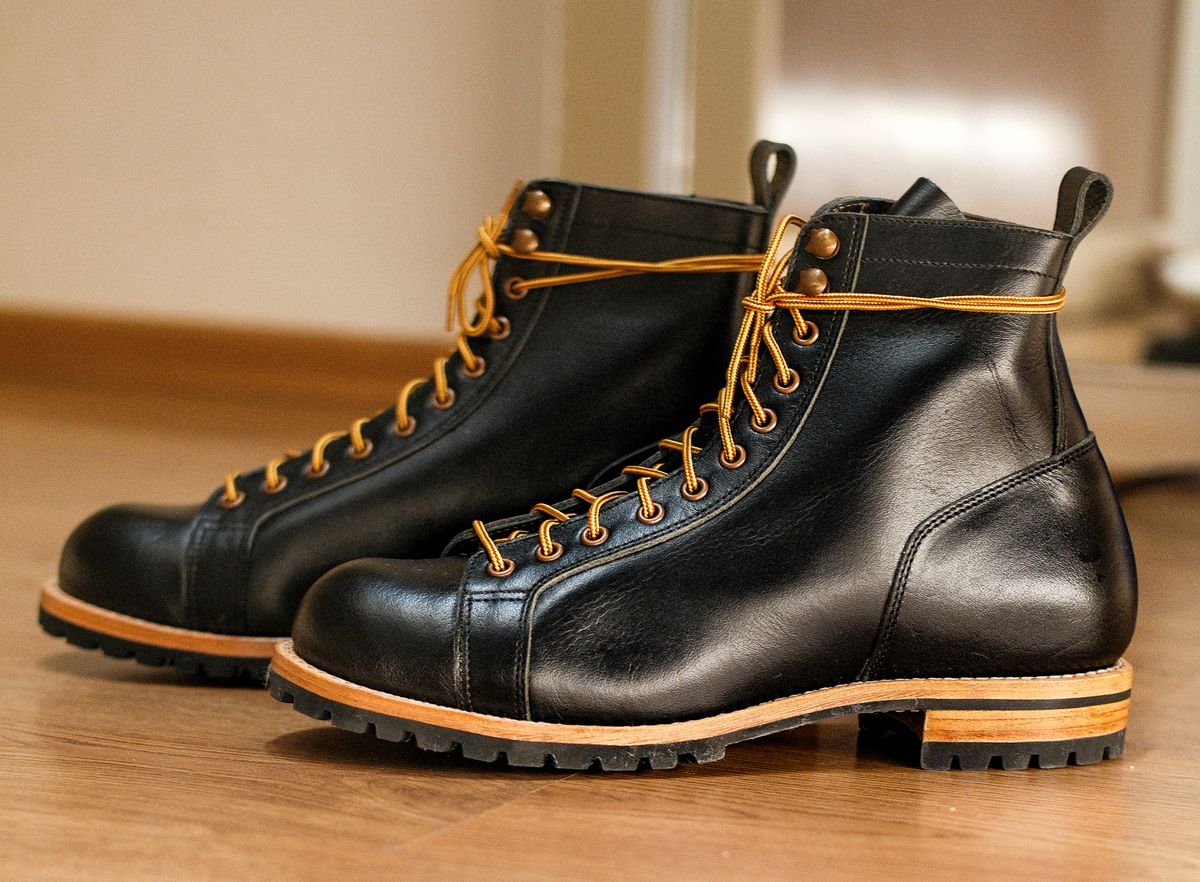 Photo by vishhh on September 16, 2025 of the Craft & Glory Craft & Glory / Monkey Boot 6” in Full Grain Waxed Water Buffalo.