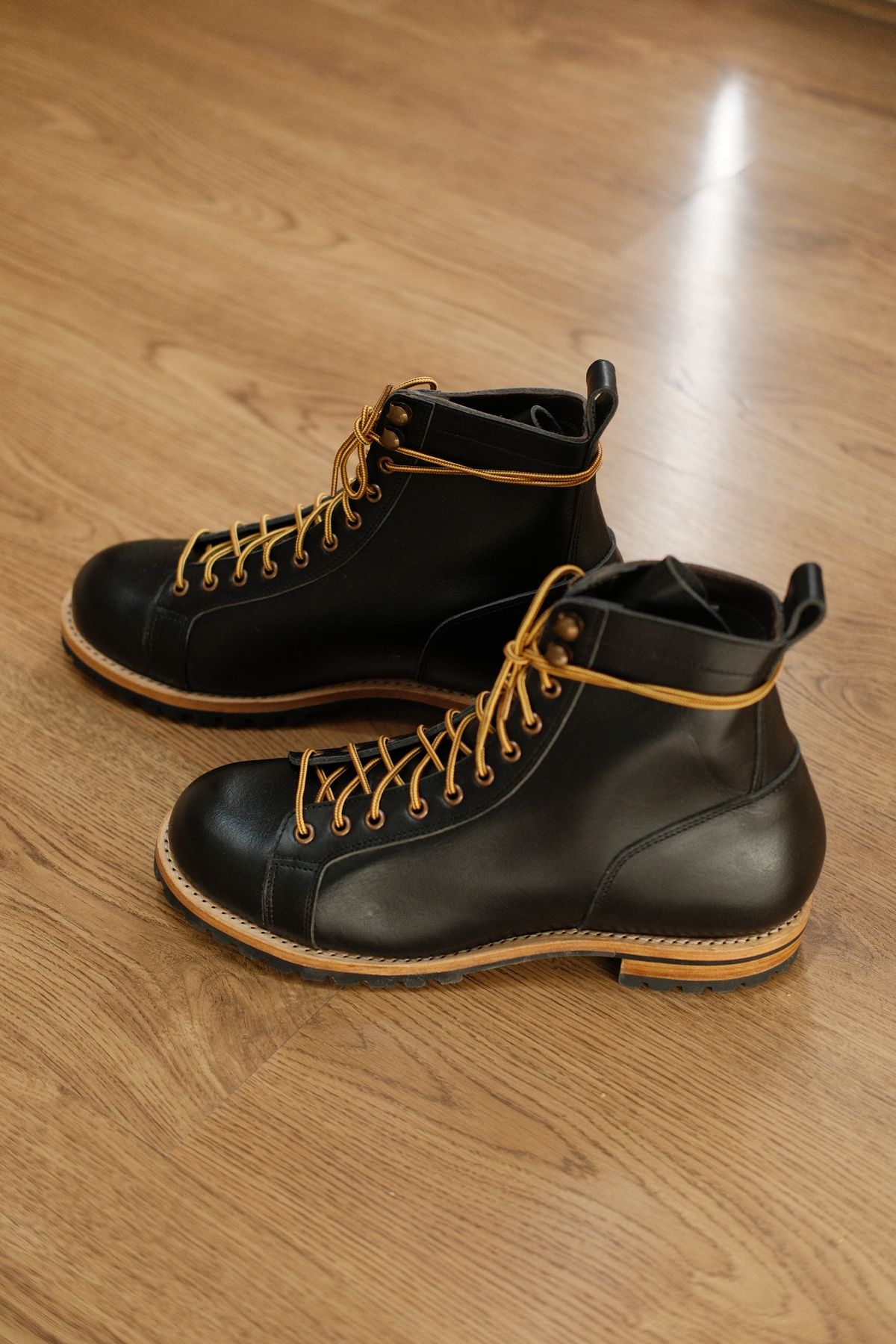 Photo by vishhh on September 16, 2025 of the Craft & Glory Craft & Glory / Monkey Boot 6” in Full Grain Waxed Water Buffalo.