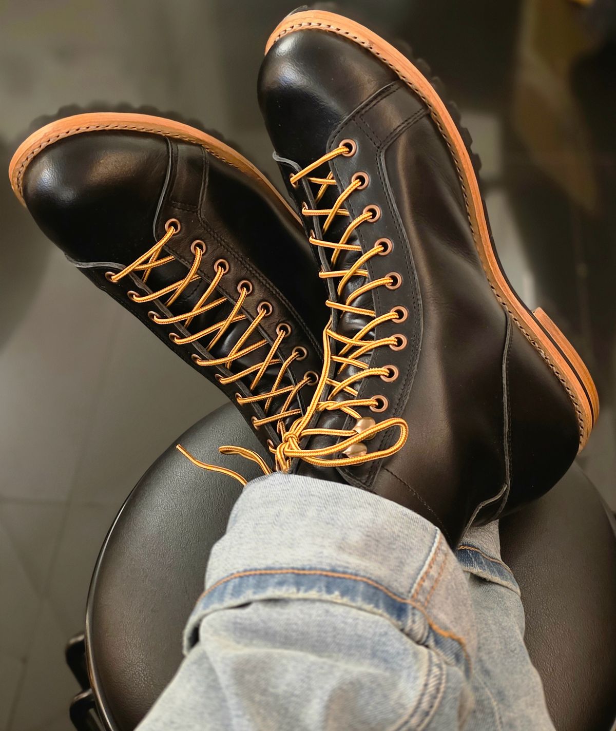 Photo by vishhh on September 17, 2025 of the Craft & Glory Craft & Glory / Monkey Boot 6” in Full Grain Waxed Water Buffalo.