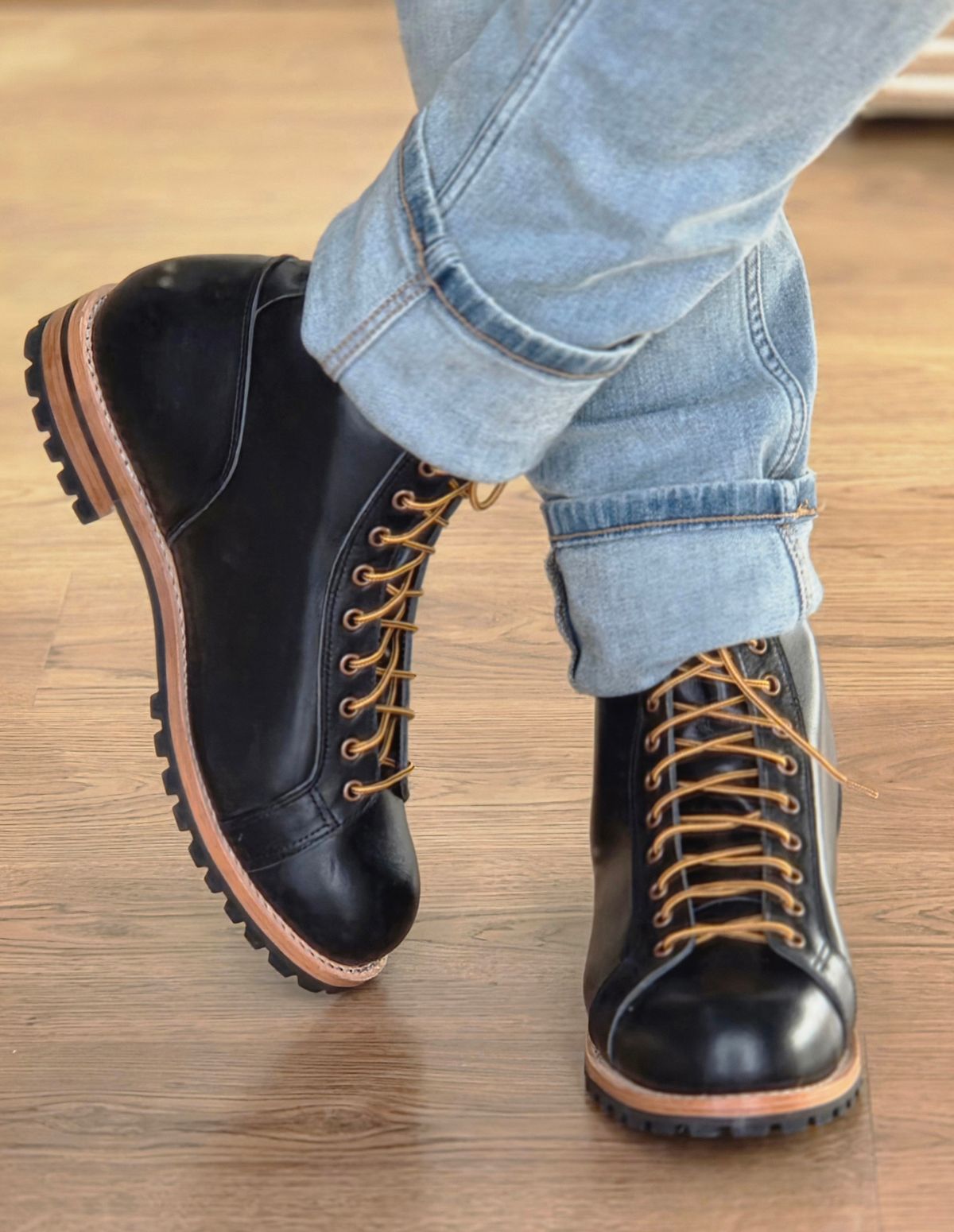 Photo by vishhh on September 17, 2025 of the Craft & Glory Craft & Glory / Monkey Boot 6” in Full Grain Waxed Water Buffalo.