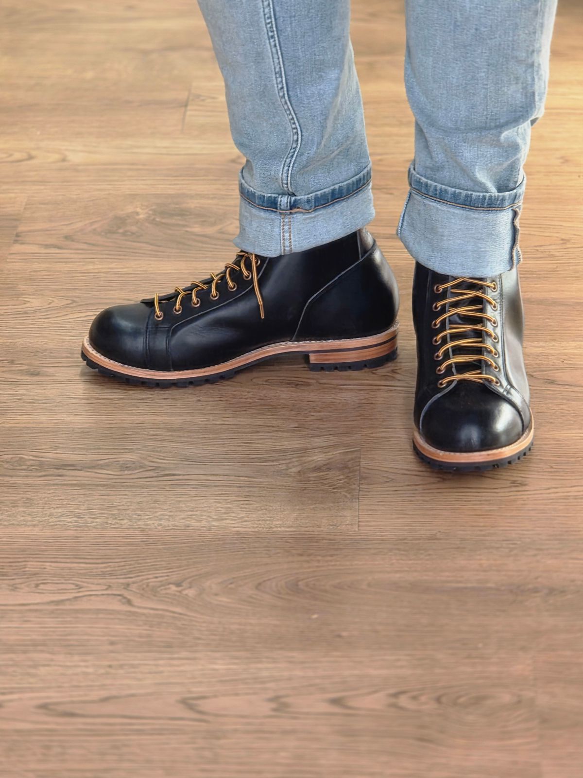 Photo by vishhh on September 17, 2025 of the Craft & Glory Craft & Glory / Monkey Boot 6” in Full Grain Waxed Water Buffalo.