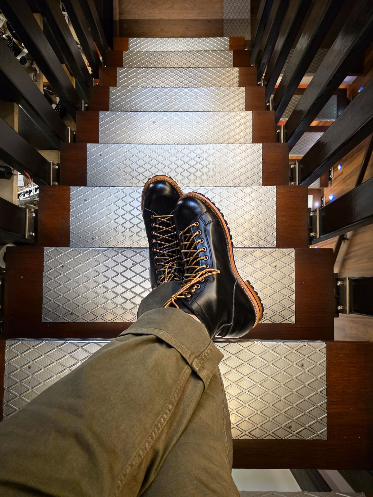Photo by vishhh on September 20, 2025 of the Craft & Glory Craft & Glory / Monkey Boot 6” in Full Grain Waxed Water Buffalo.