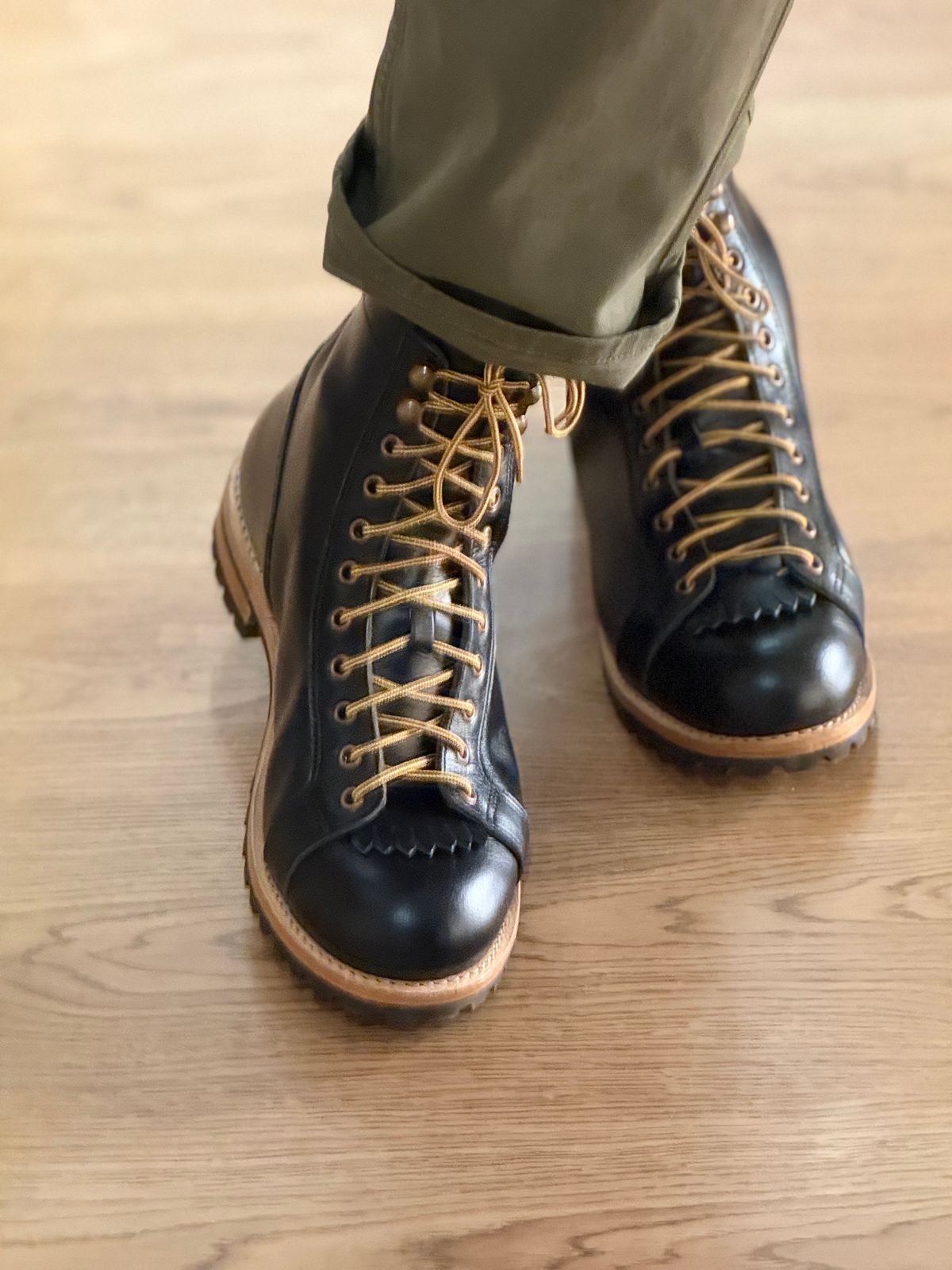 Photo by vishhh on October 7, 2025 of the Craft & Glory Craft & Glory / Monkey Boot 6” in Full Grain Waxed Water Buffalo.