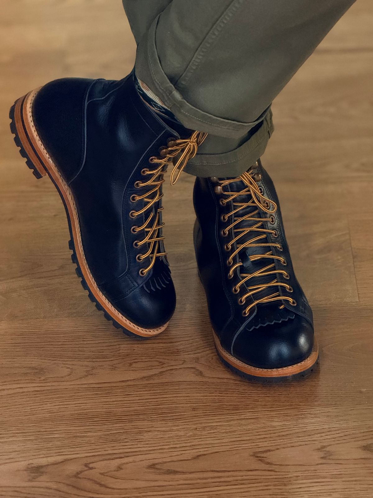 Photo by vishhh on October 7, 2025 of the Craft & Glory Craft & Glory / Monkey Boot 6” in Full Grain Waxed Water Buffalo.