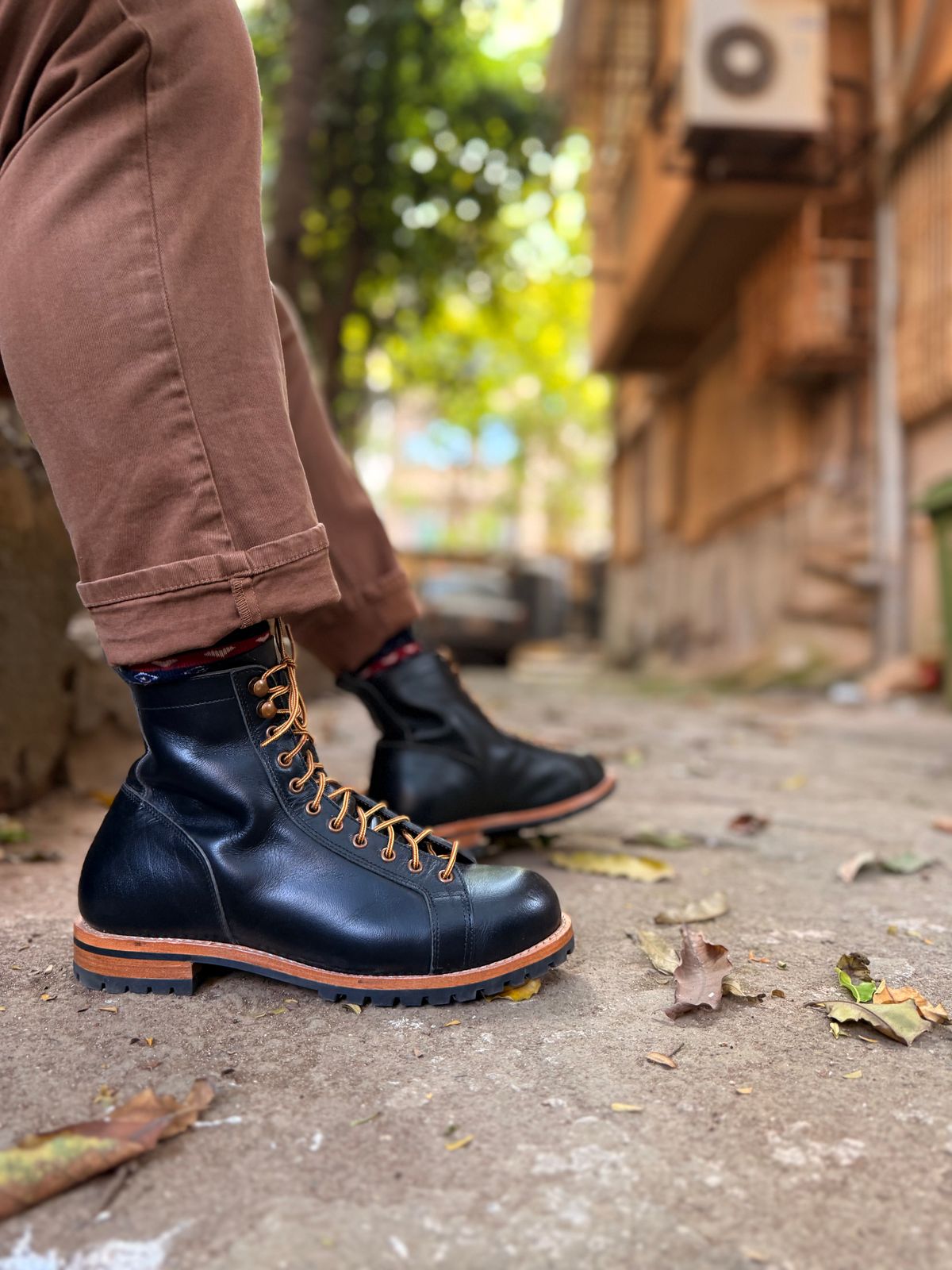 Photo by vishhh on November 27, 2025 of the Craft & Glory Craft & Glory / Monkey Boot 6” in Full Grain Waxed Water Buffalo.