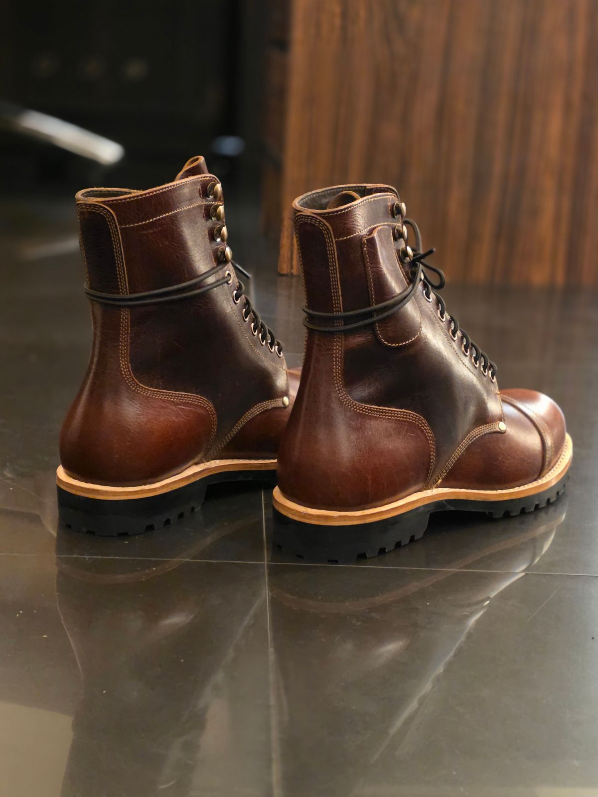 Photo by vishhh on September 10, 2025 of the Craft & Glory Craft & Glory / Combat 8" in Full Grain Waxed Water Buffalo.