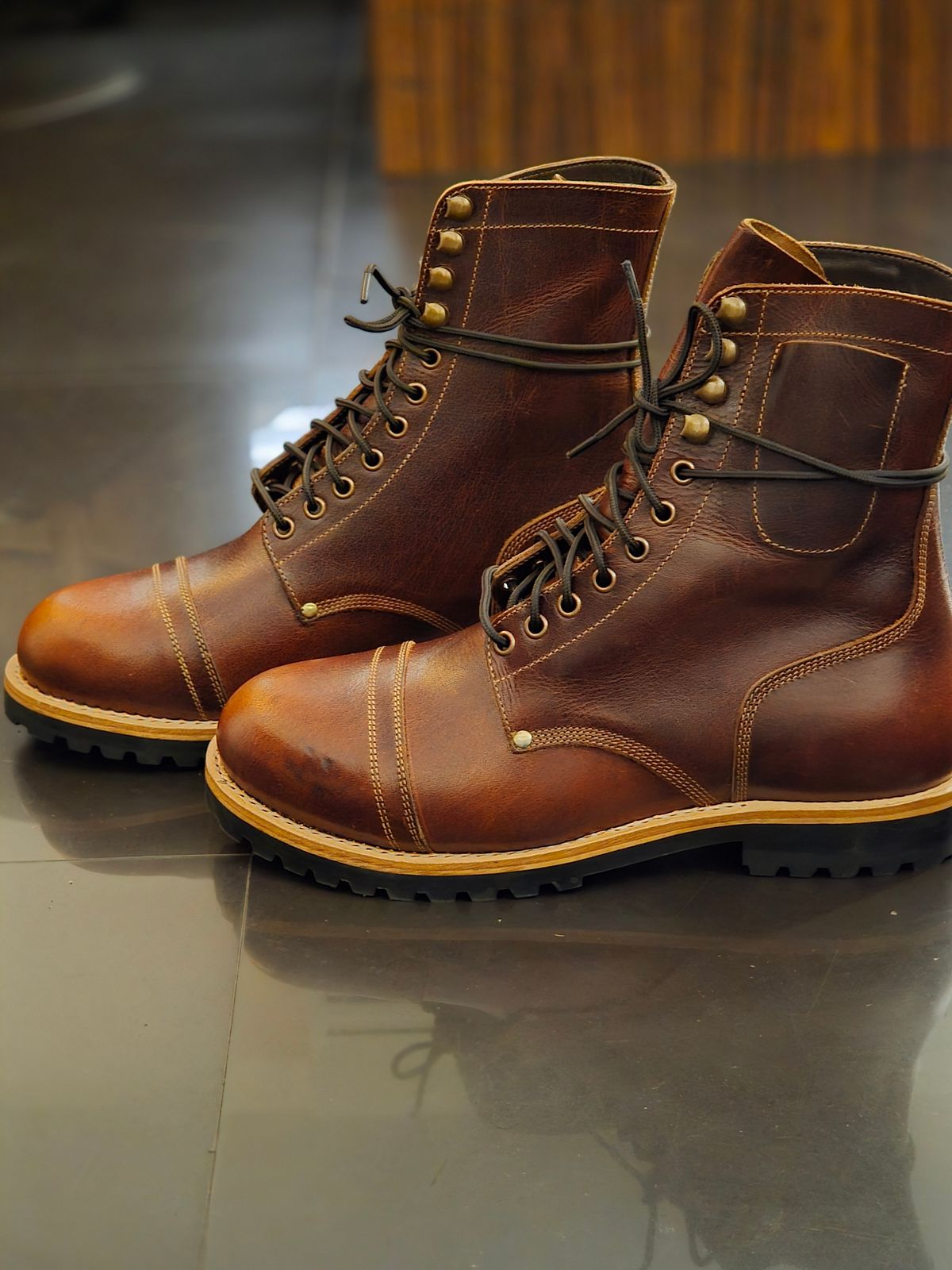 Photo by vishhh on September 10, 2025 of the Craft & Glory Craft & Glory / Combat 8" in Full Grain Waxed Water Buffalo.