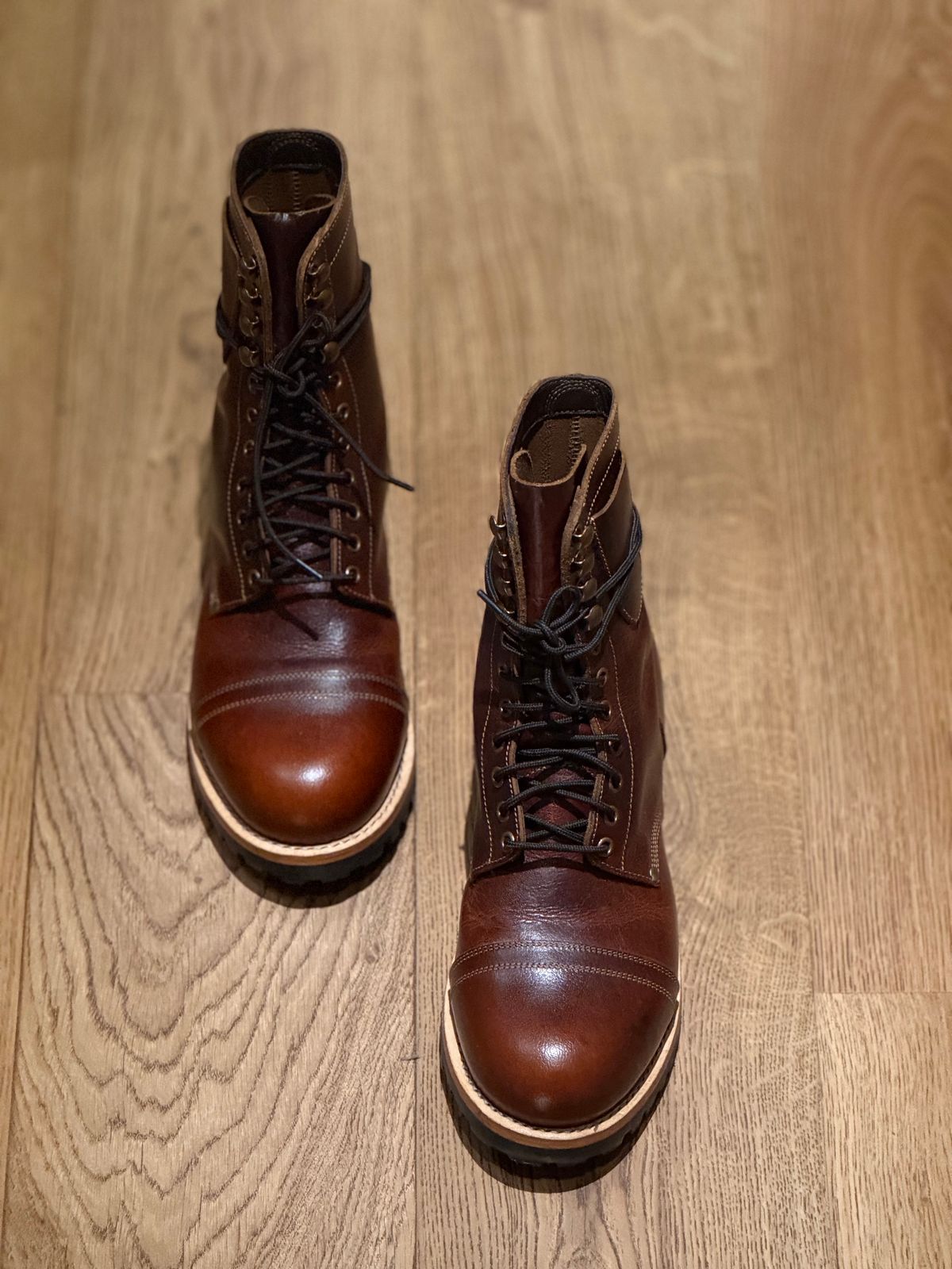 Photo by vishhh on September 22, 2025 of the Craft & Glory Craft & Glory / Combat 8" in Full Grain Waxed Water Buffalo.