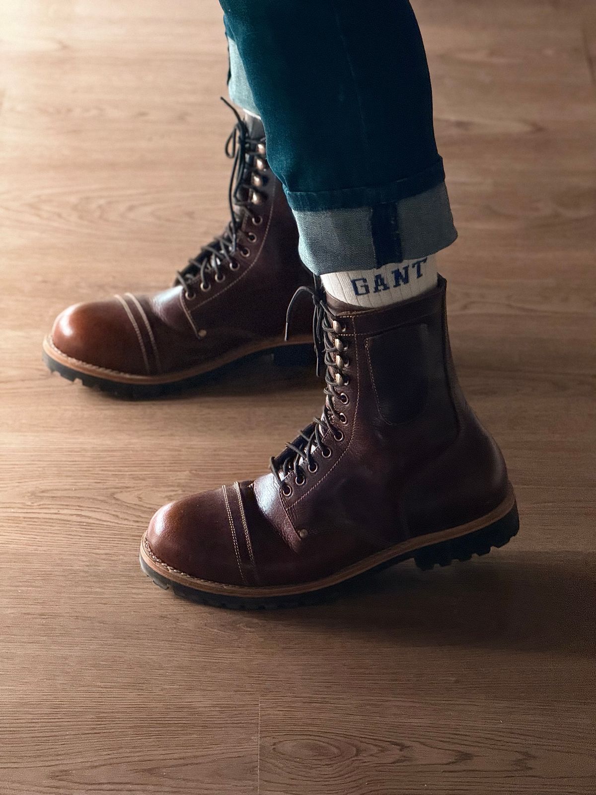 Photo by vishhh on September 25, 2025 of the Craft & Glory Craft & Glory / Combat 8" in Full Grain Waxed Water Buffalo.