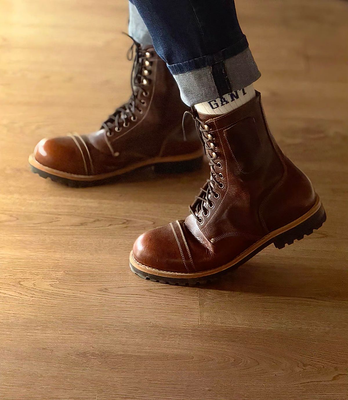 Photo by vishhh on September 25, 2025 of the Craft & Glory Craft & Glory / Combat 8" in Full Grain Waxed Water Buffalo.