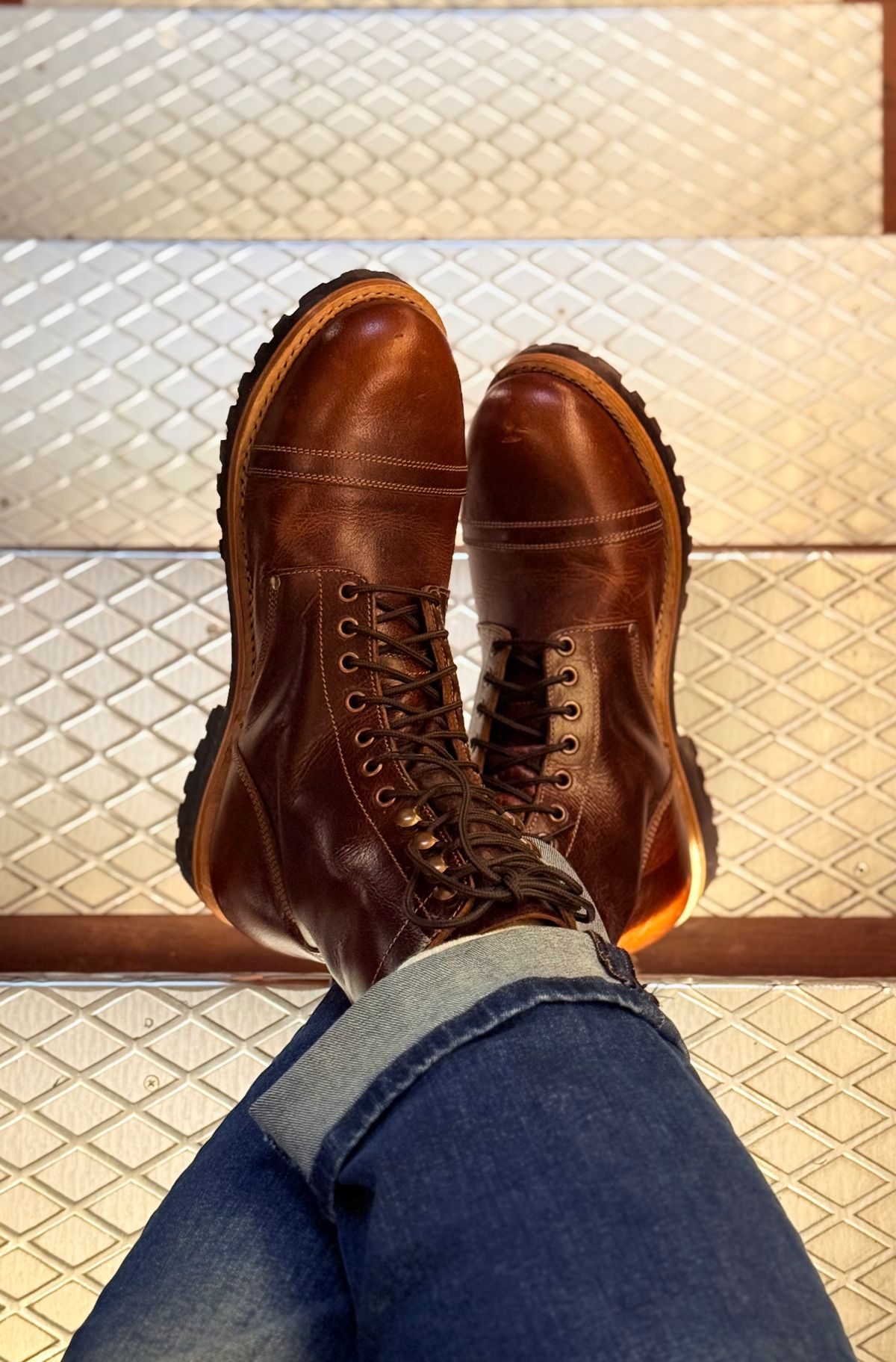 Photo by vishhh on October 14, 2025 of the Craft & Glory Craft & Glory / Combat 8" in Full Grain Waxed Water Buffalo.