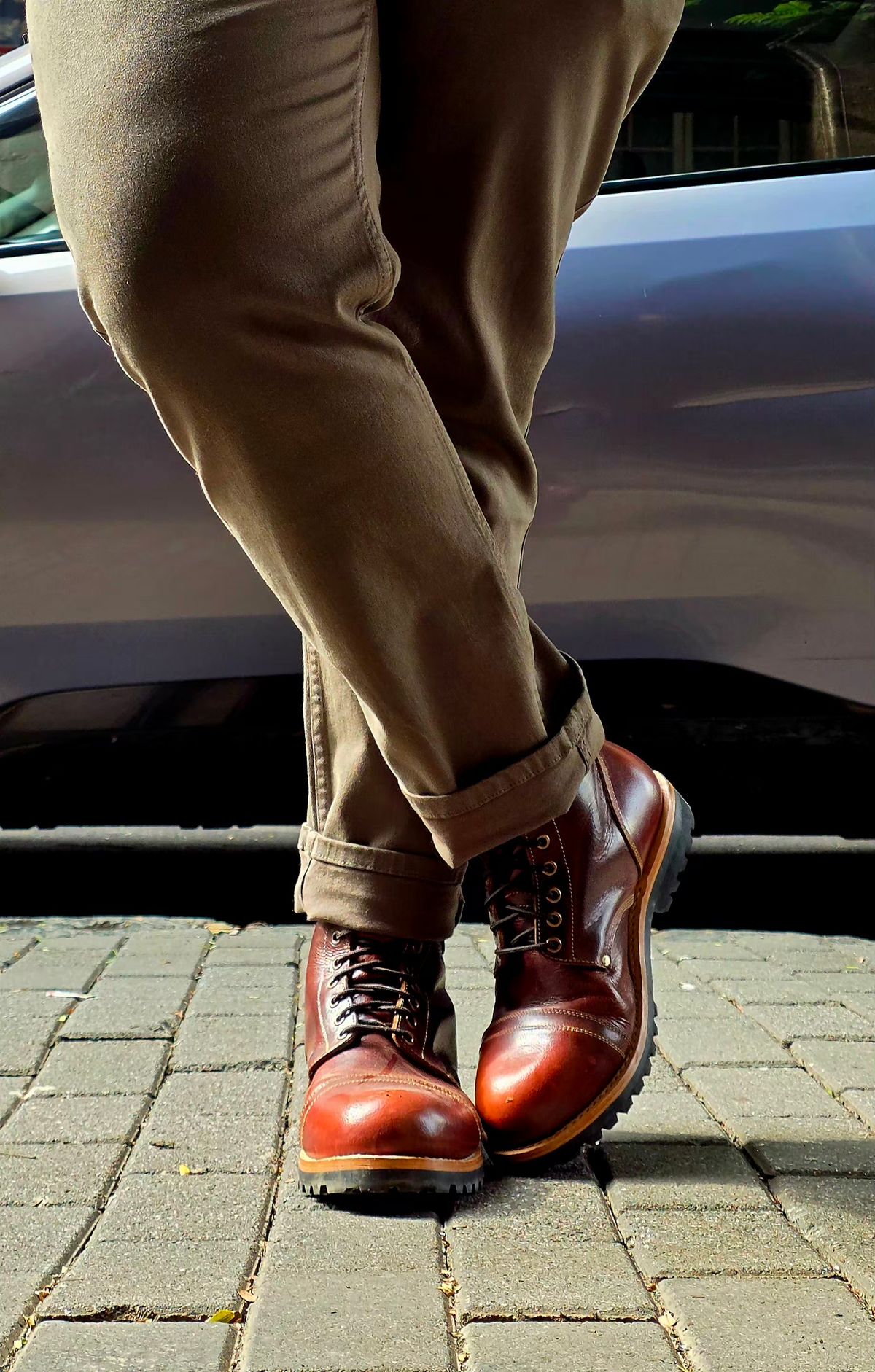 Photo by vishhh on October 25, 2025 of the Craft & Glory Craft & Glory / Combat 8" in Full Grain Waxed Water Buffalo.