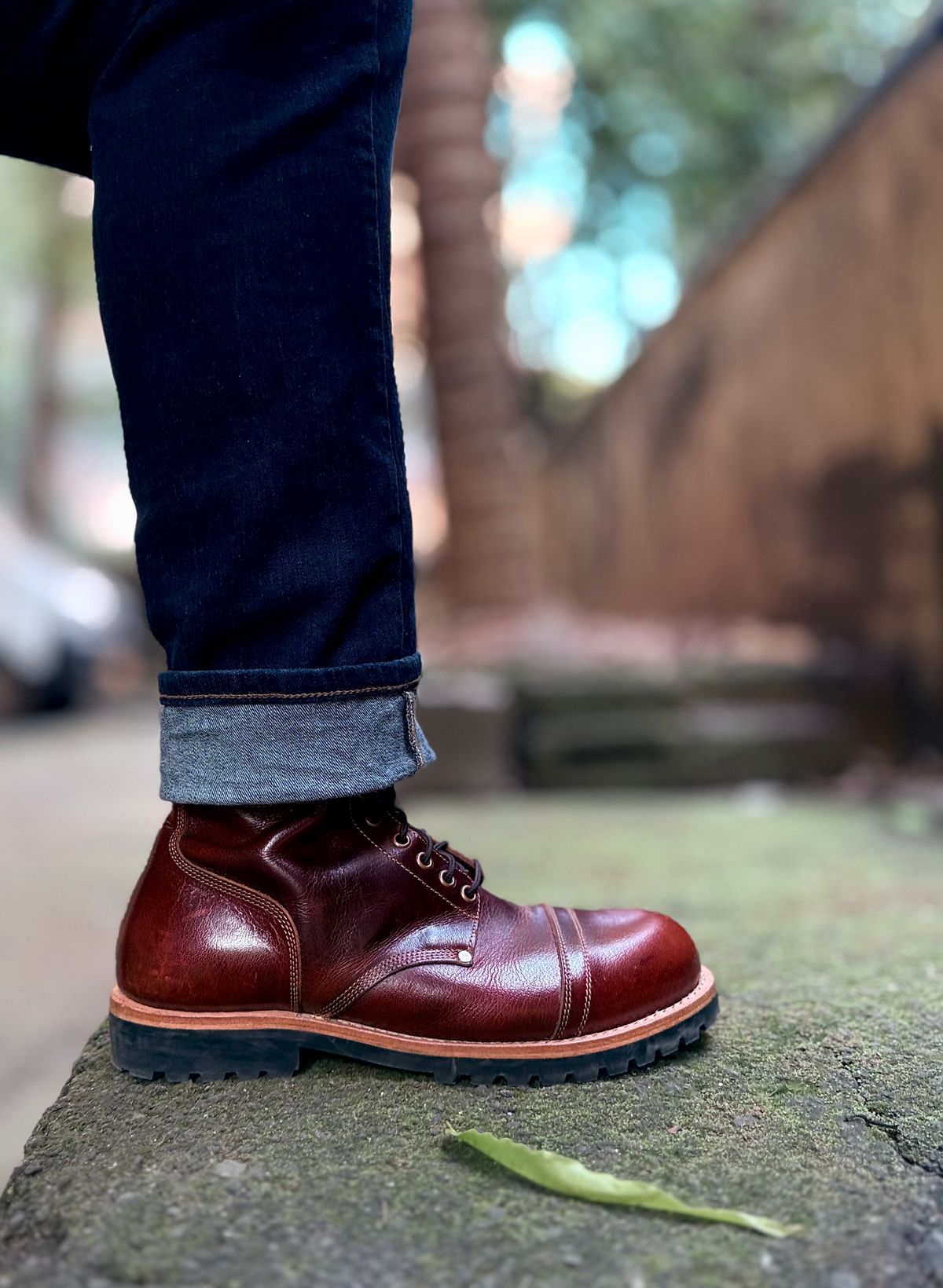 Photo by vishhh on November 12, 2025 of the Craft & Glory Craft & Glory / Combat 8" in Full Grain Waxed Water Buffalo.