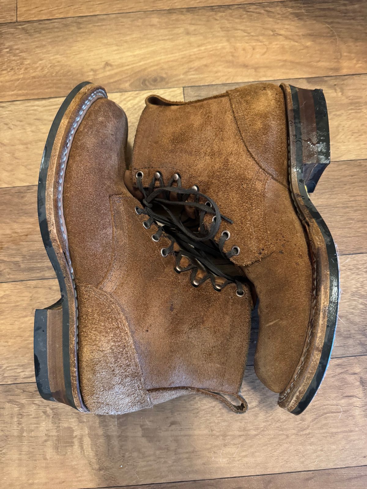Photo by KingSprinkle on December 2, 2024 of the White's 350 Cruiser in Seidel Distressed Roughout.