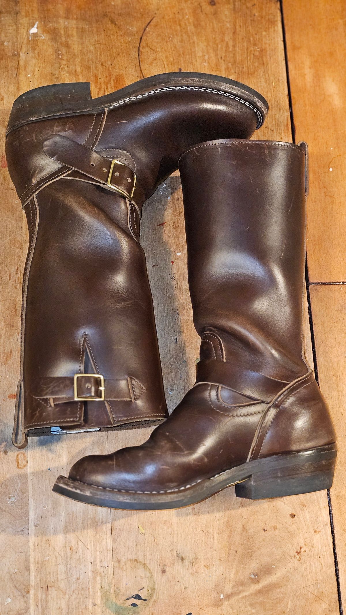 Photo by Sudden_Security_5871 on November 4, 2025 of the Nicks StationMaster in Horween Brown Chromexcel.