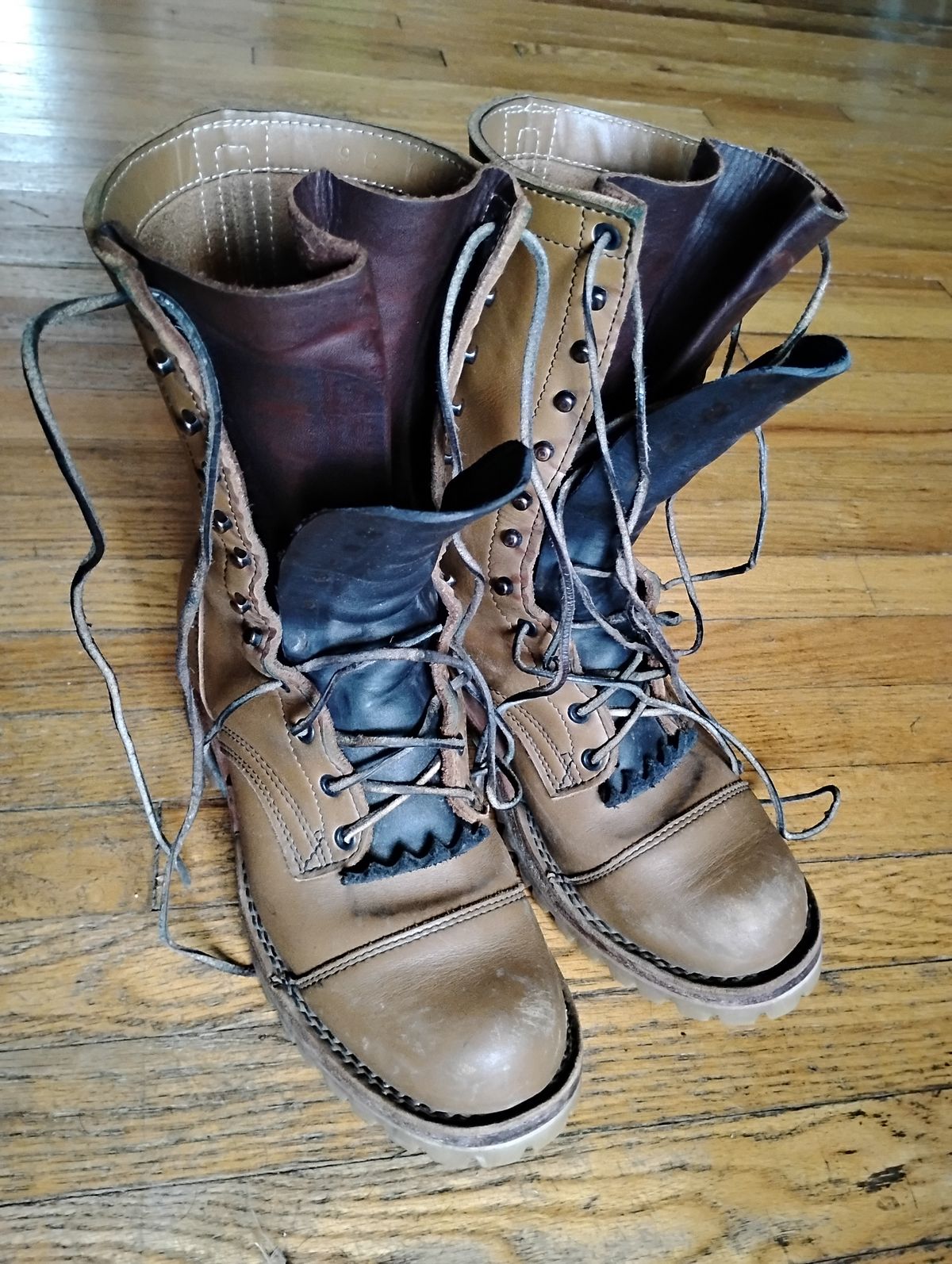 Photo by evsnova74 on August 19, 2025 of the Frank's Boots Type 2 Highlander in Seidel Tan Teton.