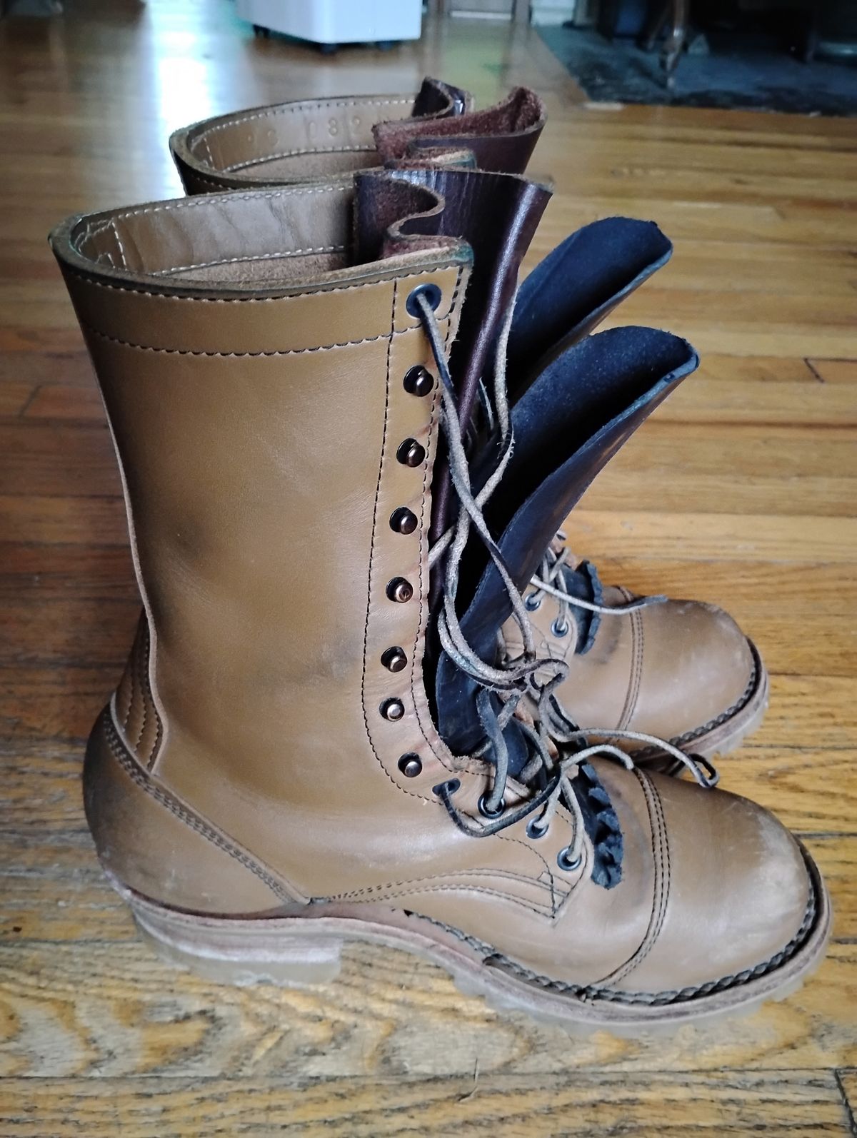 Photo by evsnova74 on August 19, 2025 of the Frank's Boots Type 2 Highlander in Seidel Tan Teton.