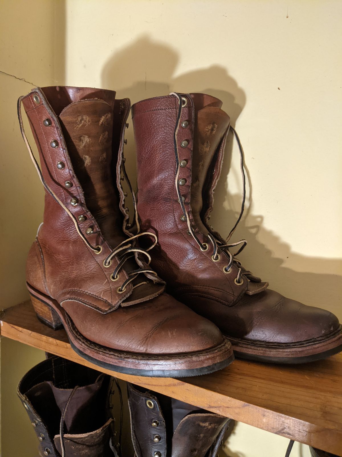 Photo by evsnova74 on January 3, 2025 of the White's Packer in Seidel Red Dog Oil Tan.