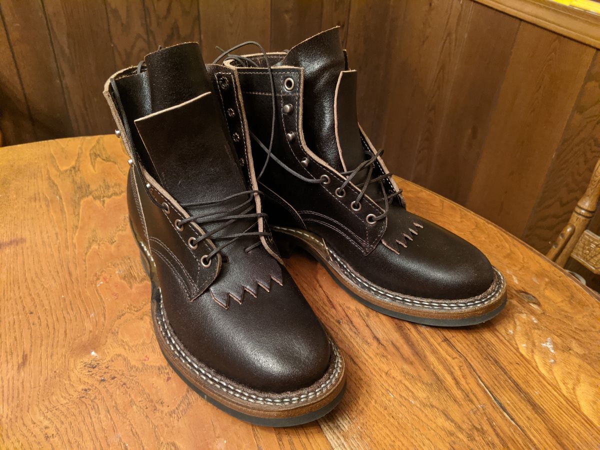 Photo by evsnova74 on January 17, 2024 of the White's 350 Cruiser in Horween Dark Brown Waxed Flesh.