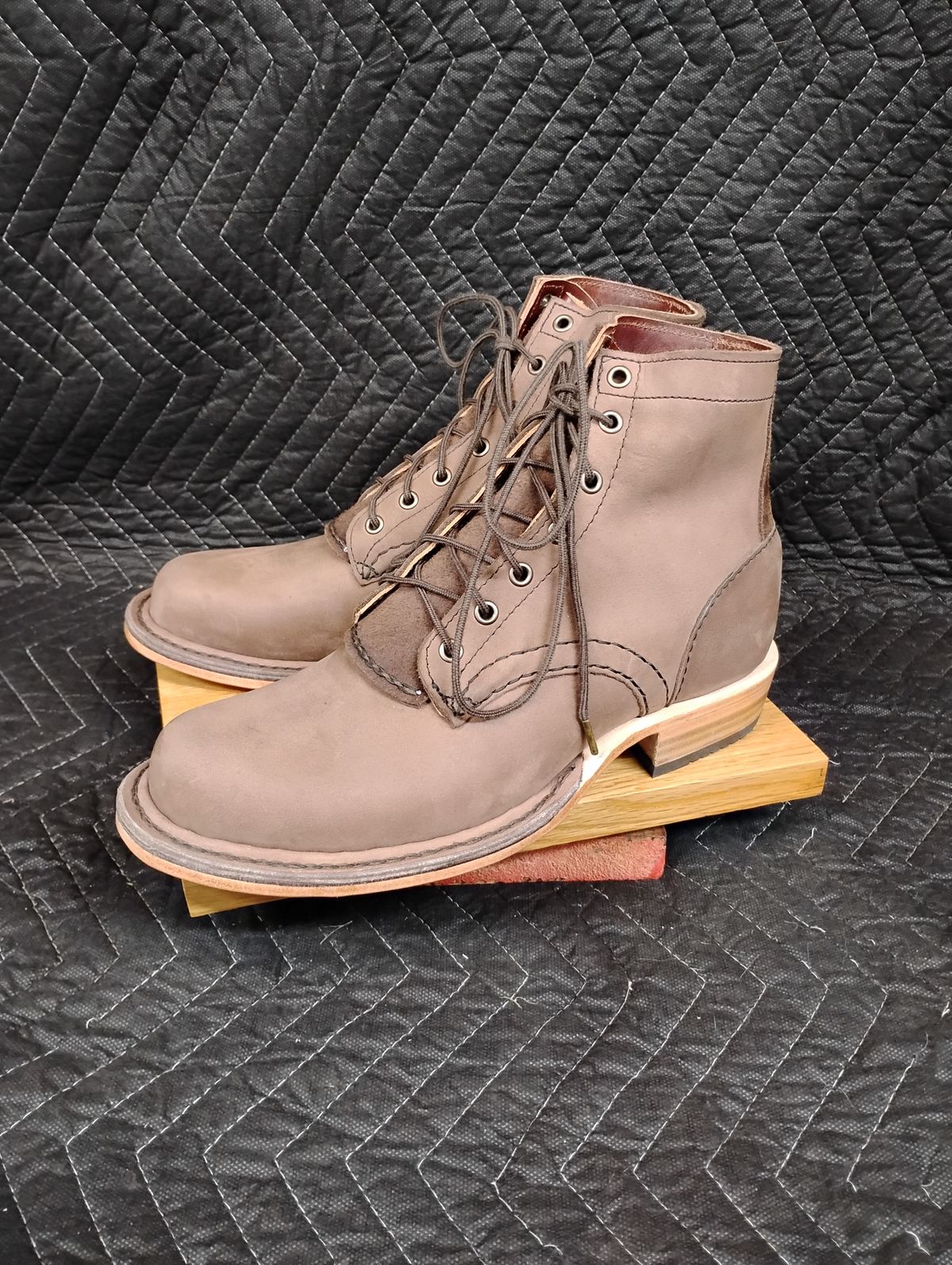 Photo by evsnova74 on November 1, 2025 of the Self-Made Custom Model in S.B. Foot Itasca Chestnut.