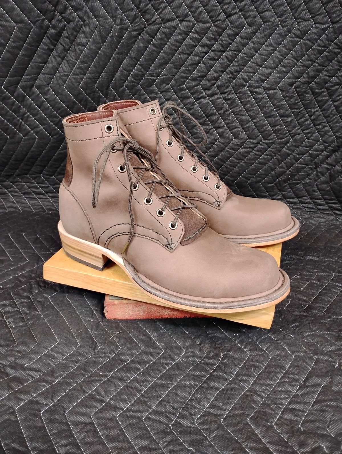 Photo by evsnova74 on November 1, 2025 of the Self-Made Custom Model in S.B. Foot Itasca Chestnut.