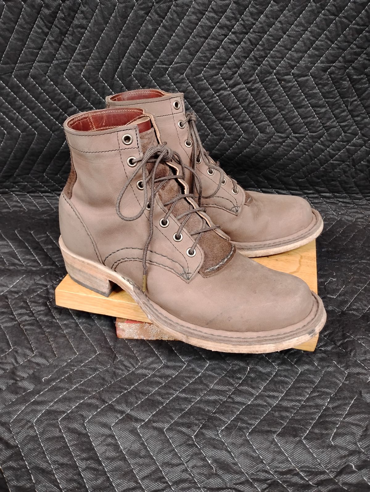 Photo by evsnova74 on December 1, 2025 of the Self-Made Custom Model in S.B. Foot Itasca Chestnut.