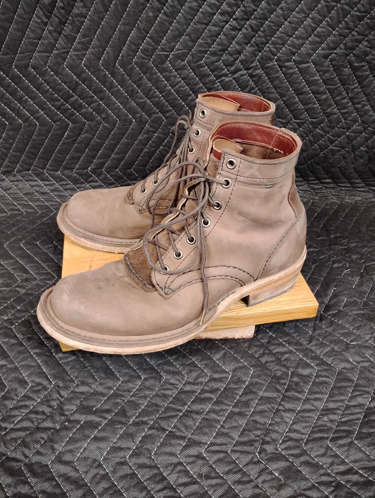 Photo by evsnova74 on January 1, 2026 of the Self-Made Custom Model in S.B. Foot Itasca Chestnut.