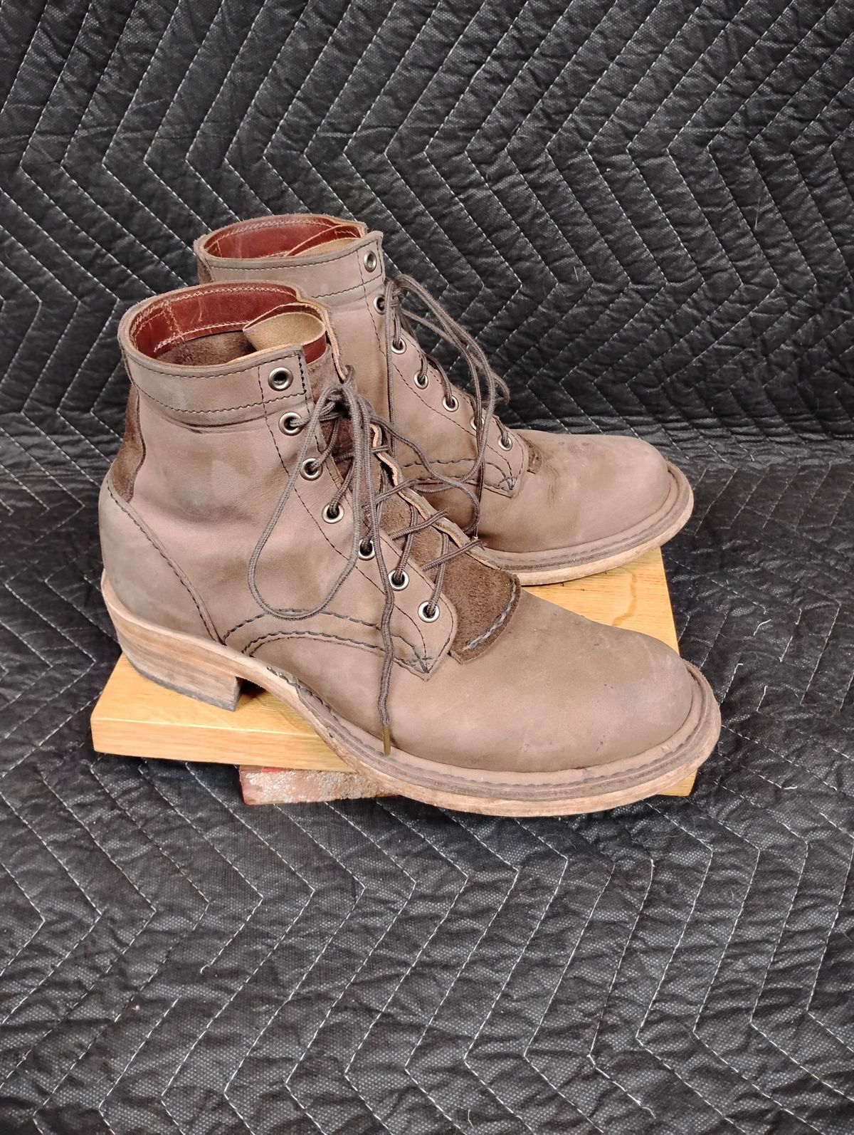 Photo by evsnova74 on January 1, 2026 of the Self-Made Custom Model in S.B. Foot Itasca Chestnut.