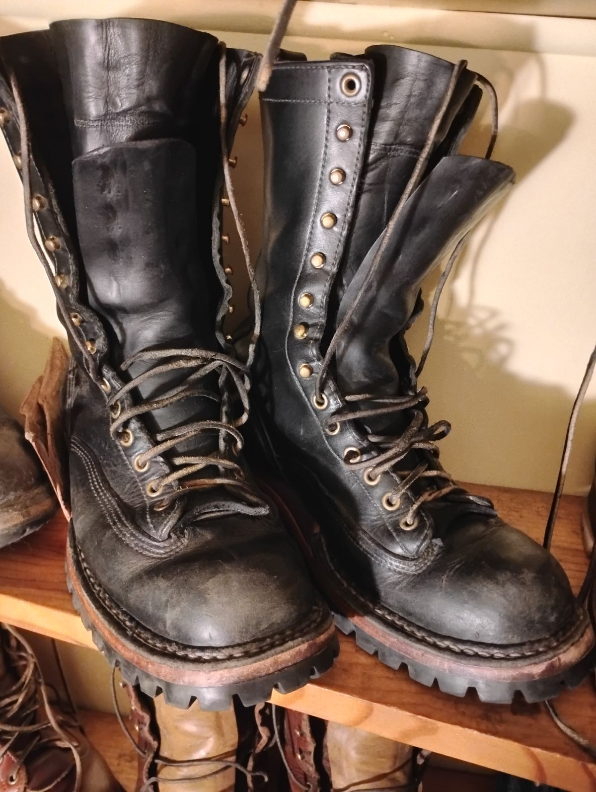 Photo by evsnova74 on September 30, 2025 of the White's Smokejumper in Seidel Black Oil Tan.