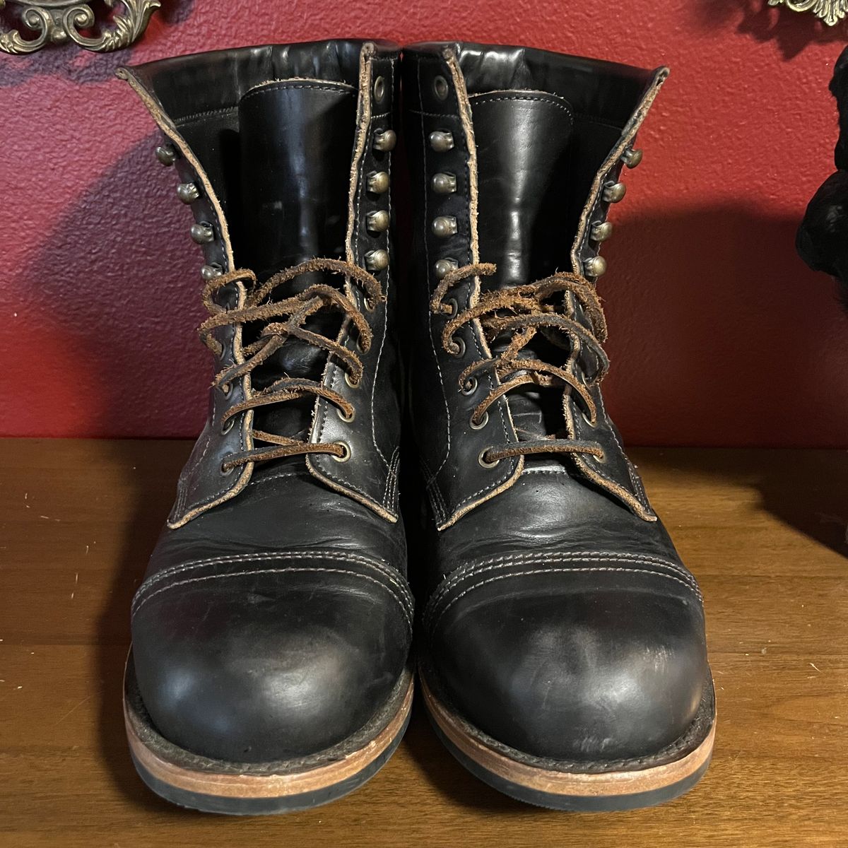 Photo by Ace_Crow_666 on November 2, 2025 of the The Urban Wolf Club Company Axeman 10 Eyelet in Seidel Black Double Shot.