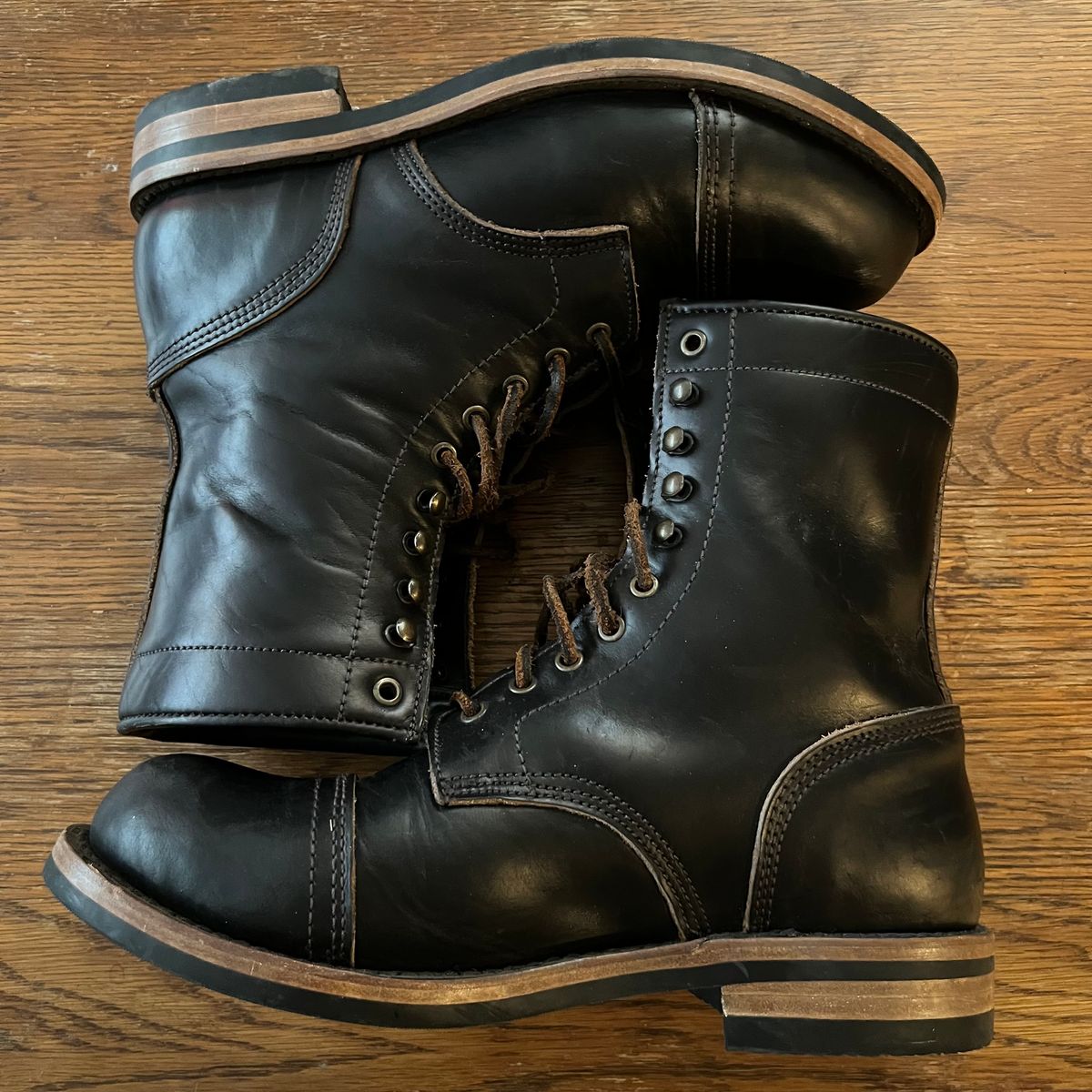 Photo by Ace_Crow_666 on November 2, 2025 of the The Urban Wolf Club Company Axeman 10 Eyelet in Seidel Black Double Shot.