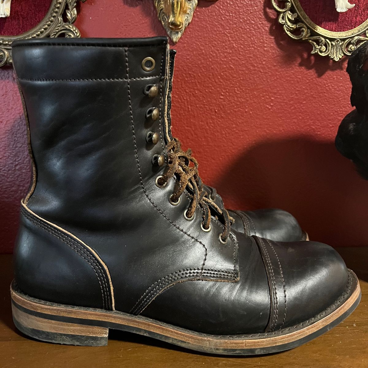 Photo by Ace_Crow_666 on November 2, 2025 of the The Urban Wolf Club Company Axeman 10 Eyelet in Seidel Black Double Shot.