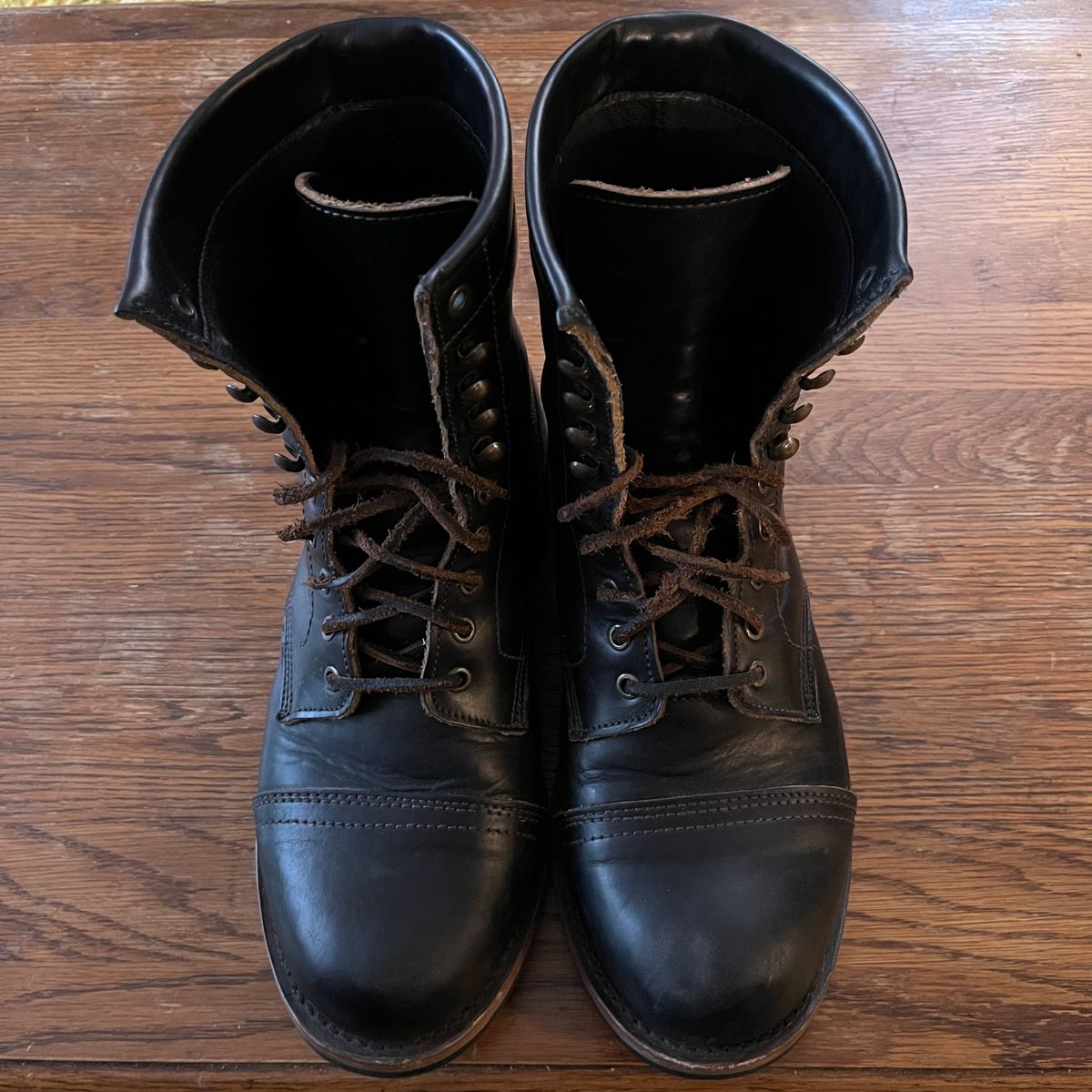 Photo by Ace_Crow_666 on November 2, 2025 of the The Urban Wolf Club Company Axeman 10 Eyelet in Seidel Black Double Shot.