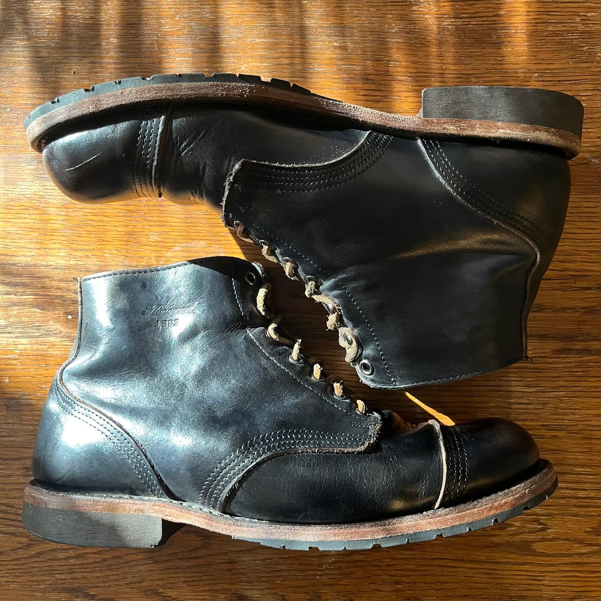 Photo by Ace_Crow_666 on October 3, 2025 of the Thorogood Dodgeville in Horween Black Chromexcel.