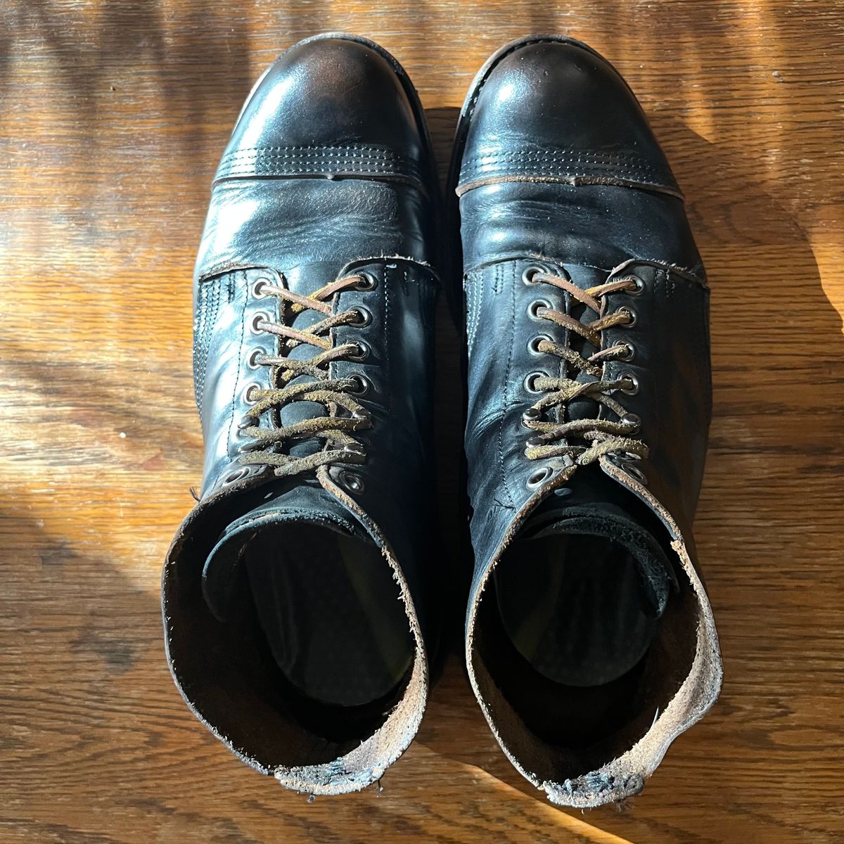 Photo by Ace_Crow_666 on October 3, 2025 of the Thorogood Dodgeville in Horween Black Chromexcel.