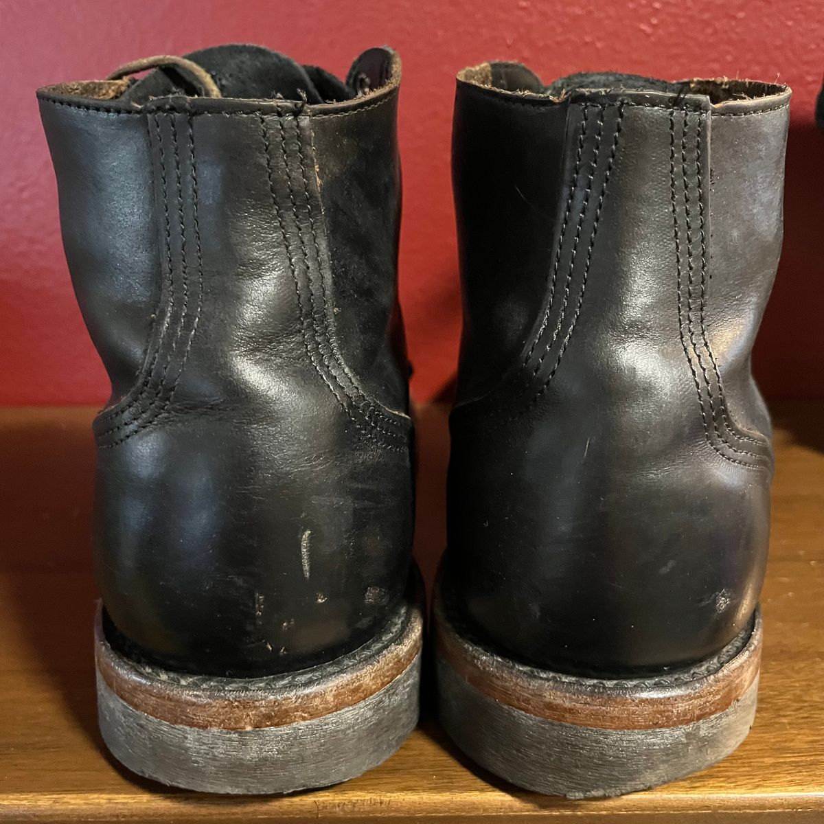 Photo by Ace_Crow_666 on November 2, 2025 of the Thorogood Dodgeville in Horween Black Chromexcel.