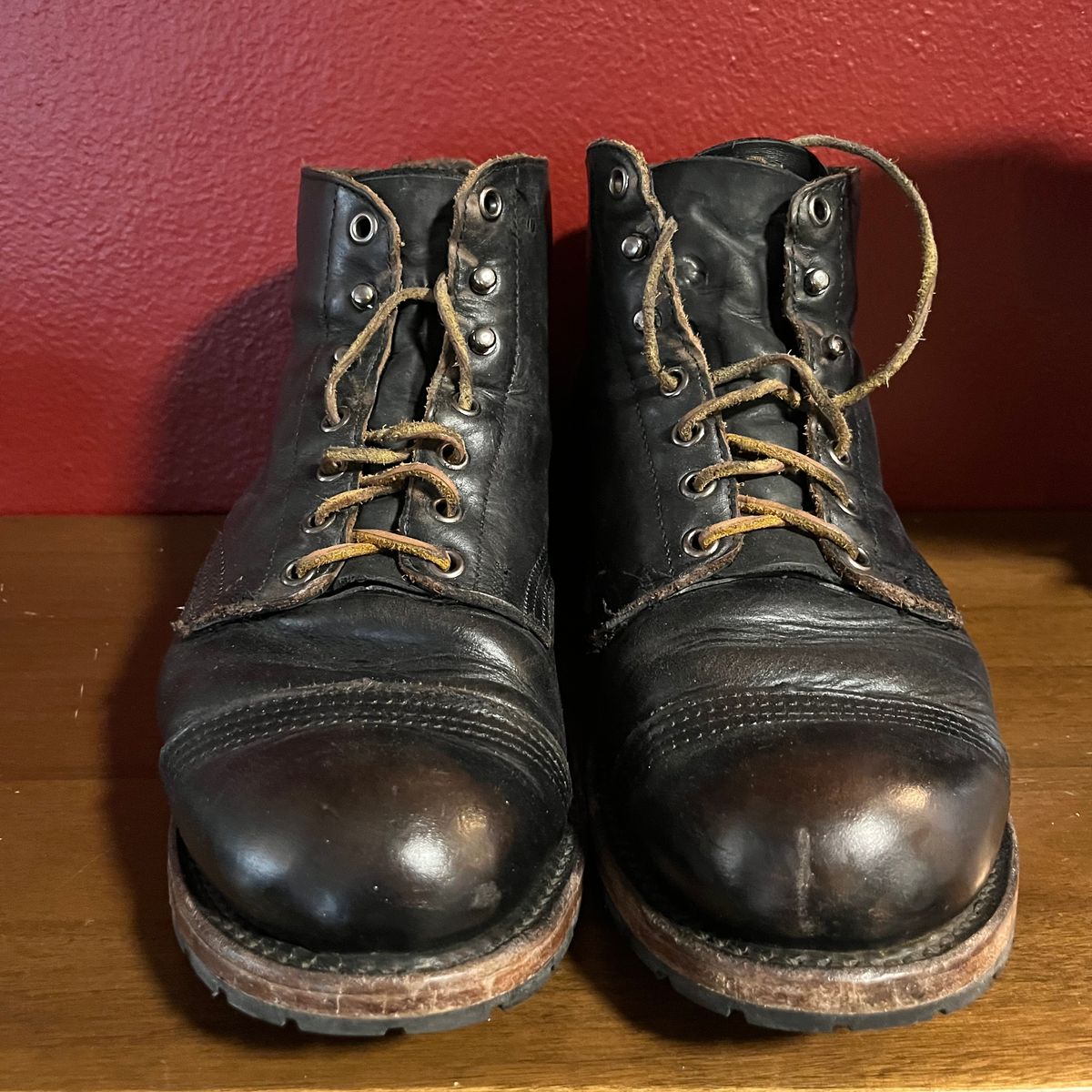 Photo by Ace_Crow_666 on November 2, 2025 of the Thorogood Dodgeville in Horween Black Chromexcel.