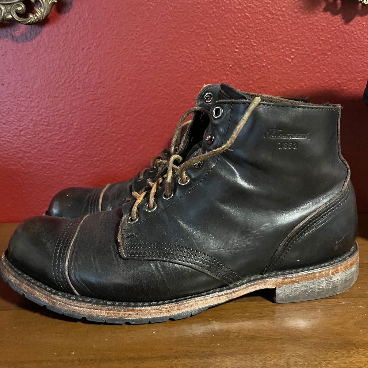 Photo by Ace_Crow_666 on November 2, 2025 of the Thorogood Dodgeville in Horween Black Chromexcel.