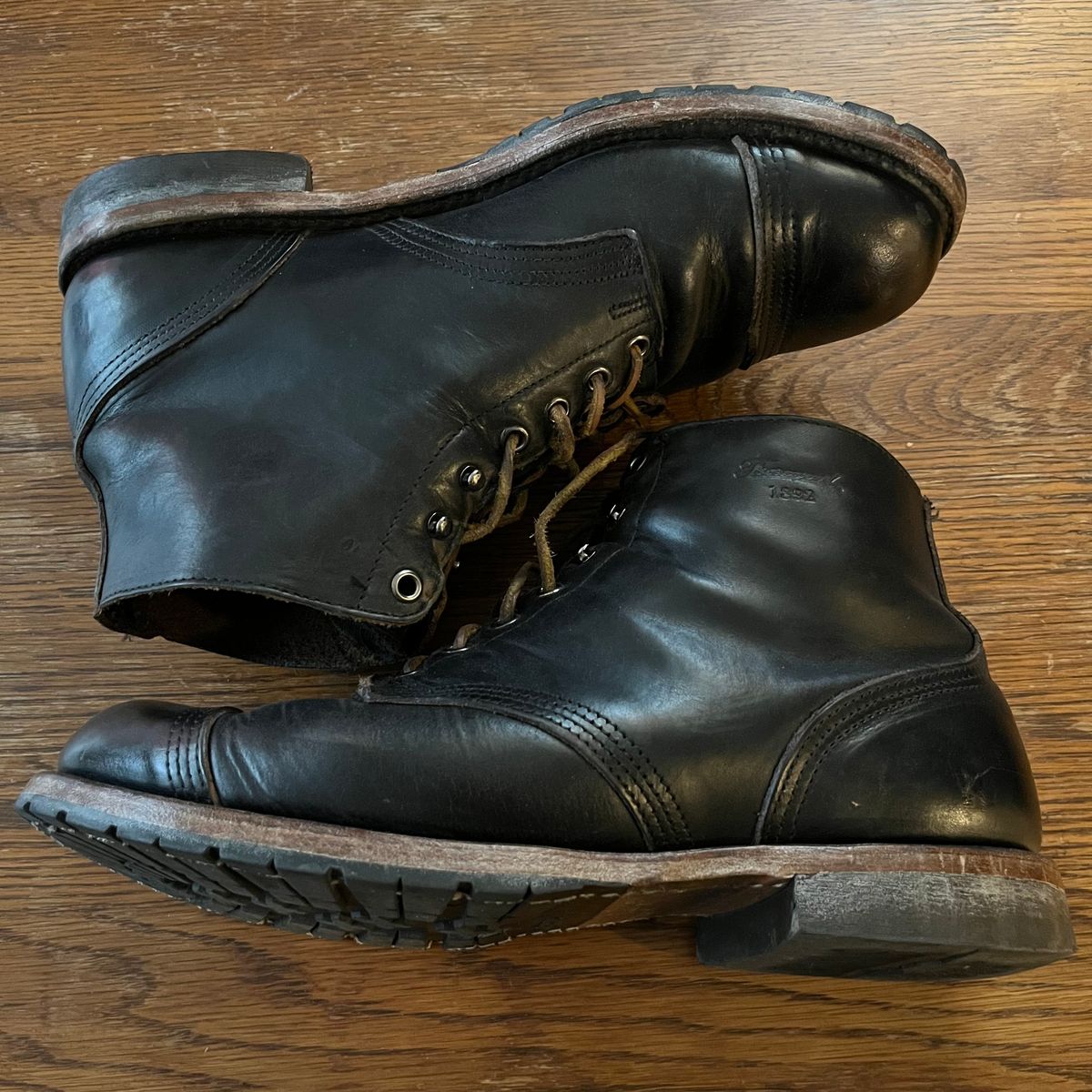 Photo by Ace_Crow_666 on November 2, 2025 of the Thorogood Dodgeville in Horween Black Chromexcel.