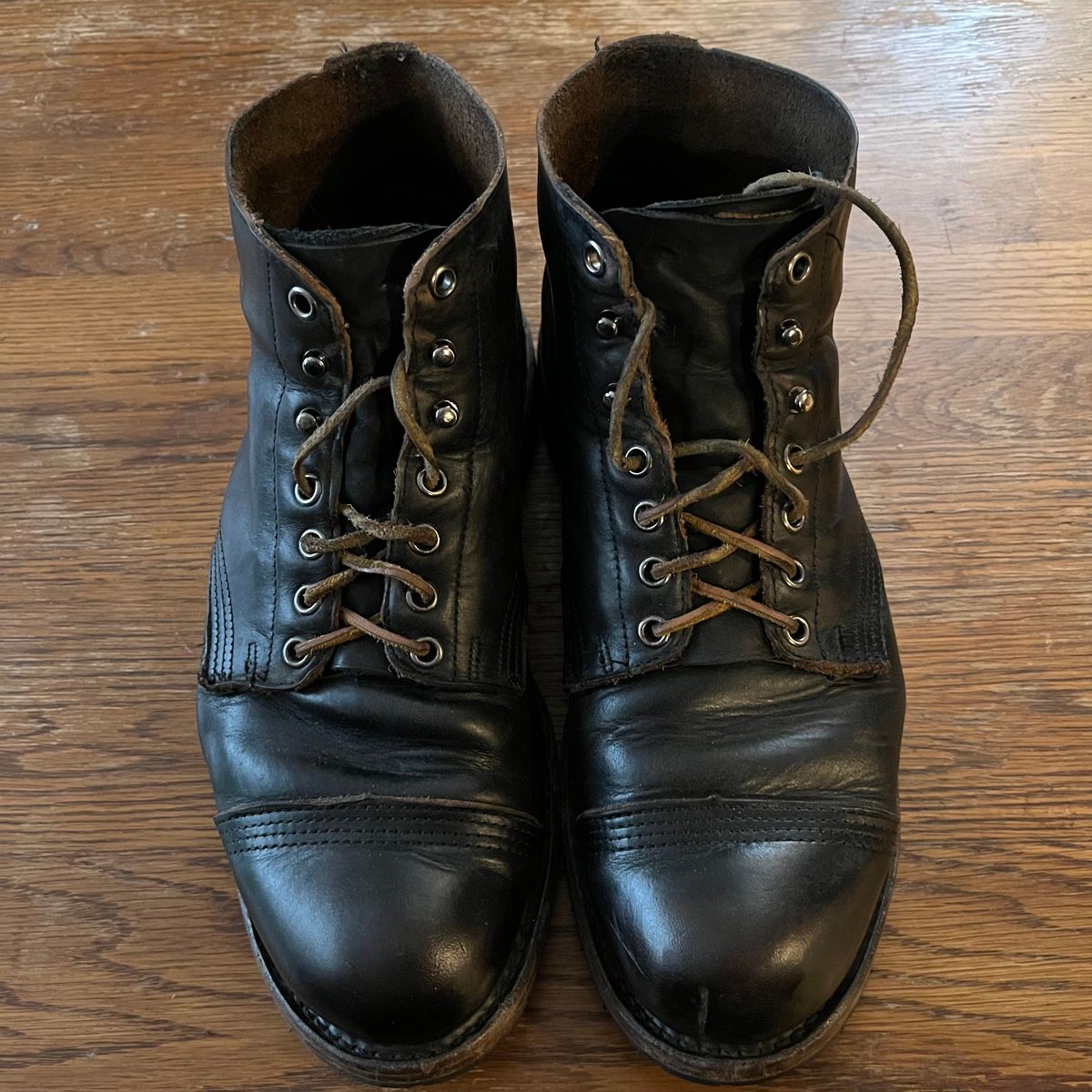 Photo by Ace_Crow_666 on November 2, 2025 of the Thorogood Dodgeville in Horween Black Chromexcel.