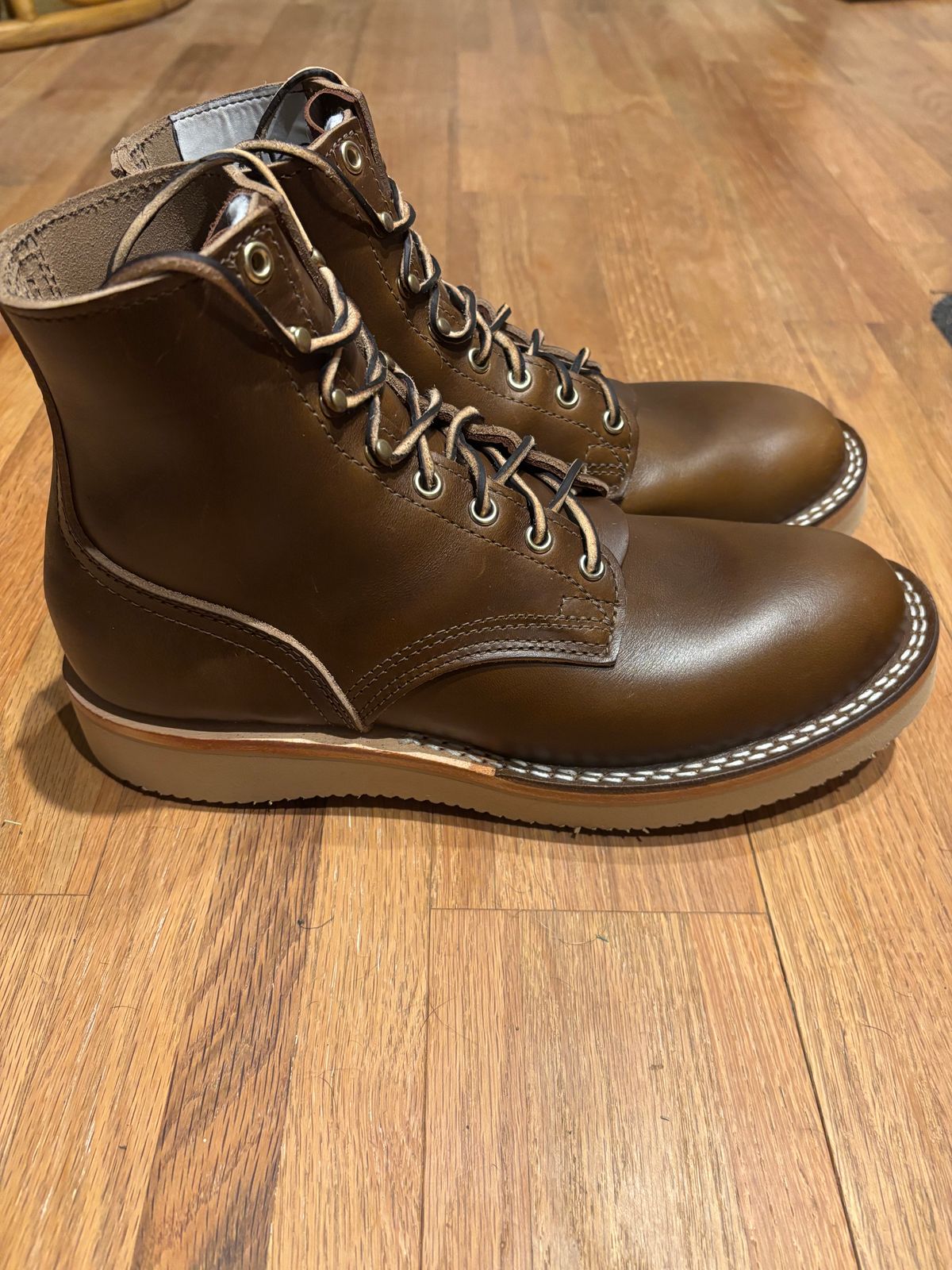 Photo by ohherewego on October 1, 2024 of the Nicks Free Range in Horween British Tan Chromexcel.